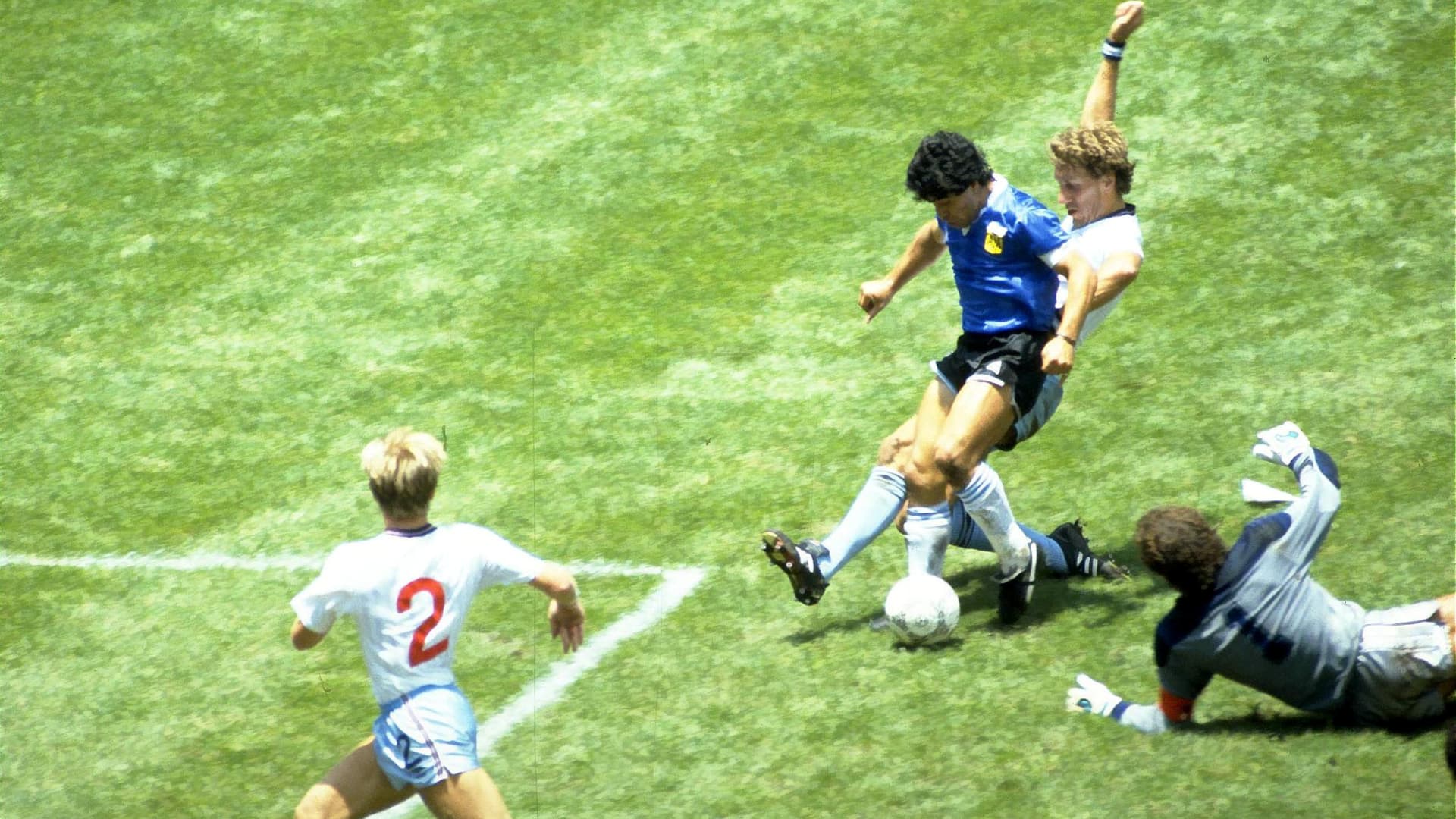 Maradona anota su segundo gol en los cuartos de final del Mundial México 1986