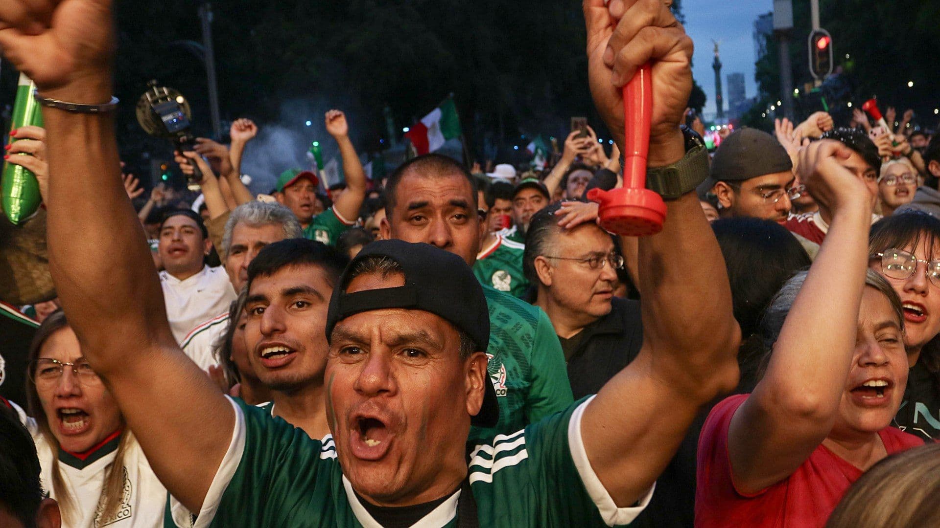 Aficionados de la Selección Mexicana observaron el partido entre México y Chequia el 24 de junio. Foto: Cuartoscuro