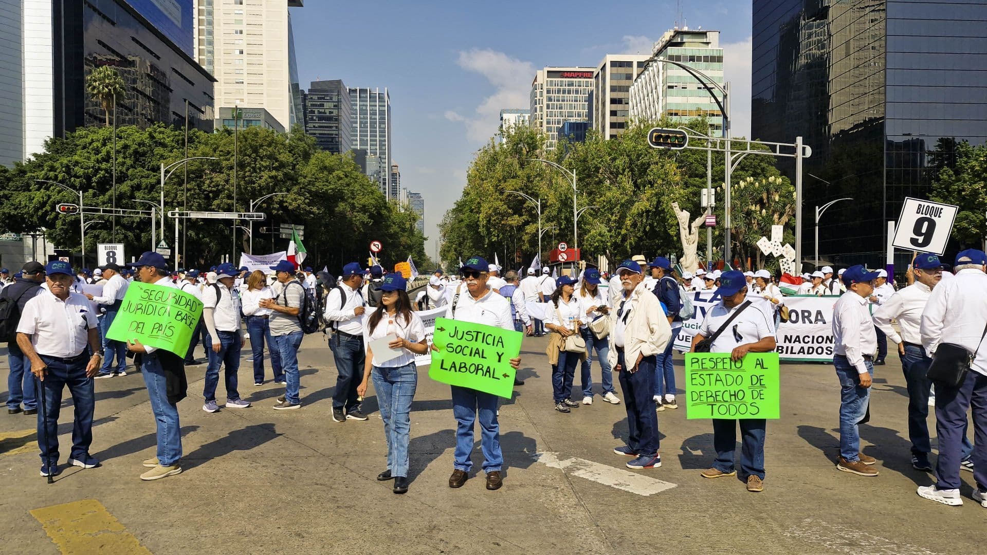 Marcha de trabajadores jubilados en CDMX