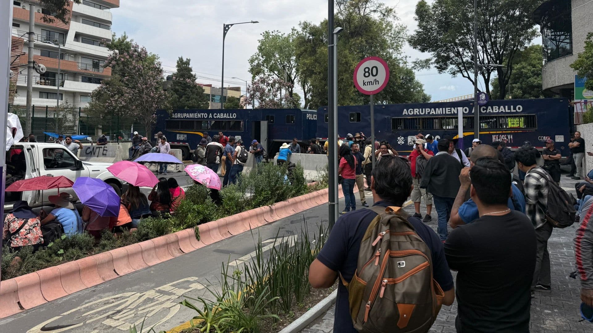 Marcha de la CNTE hoy, 17 de junio 2026, en inmediaciones del estadio sede CDMX del Mundial 2026