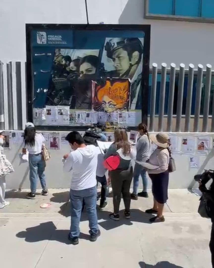 Marcha Boletines Búsqueda Personas Desaparecidas Pegados Boulevard 5 de Mayo Puebla