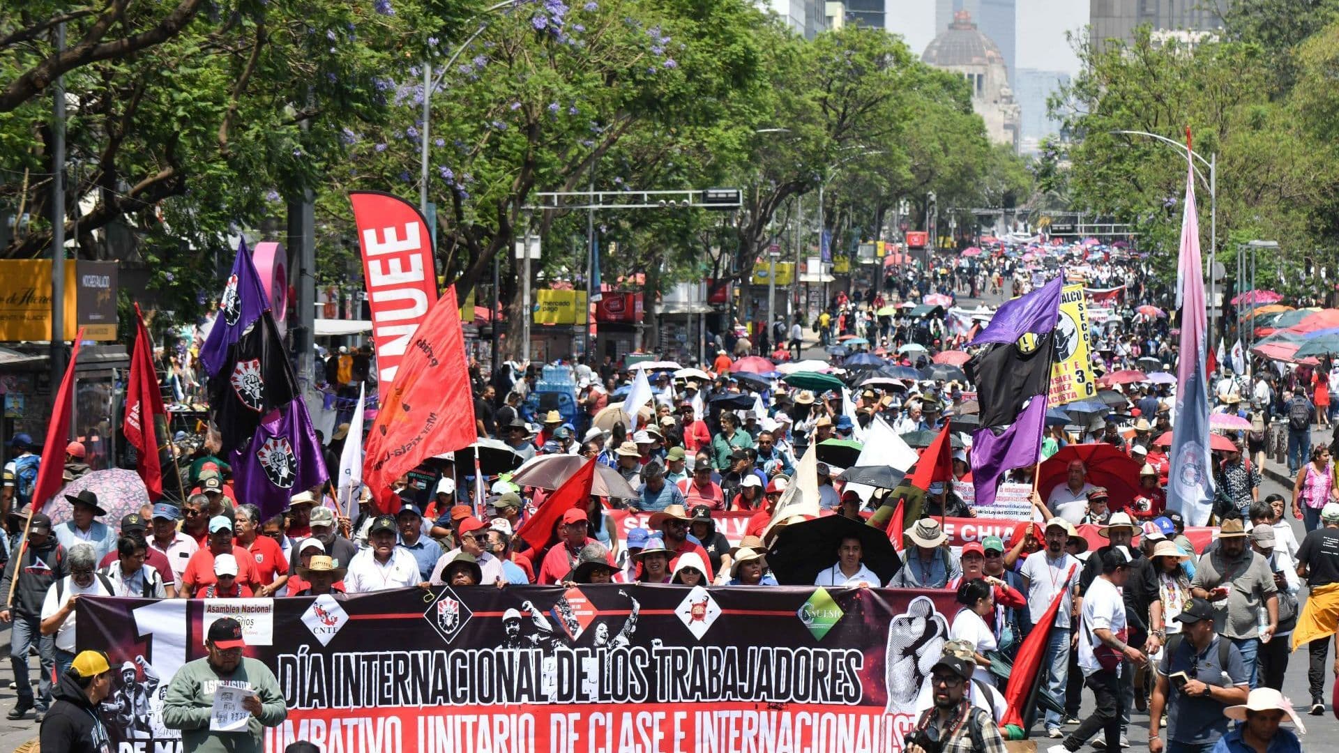 Marcha de electricistas por el Día del Trabajo, en CDMX