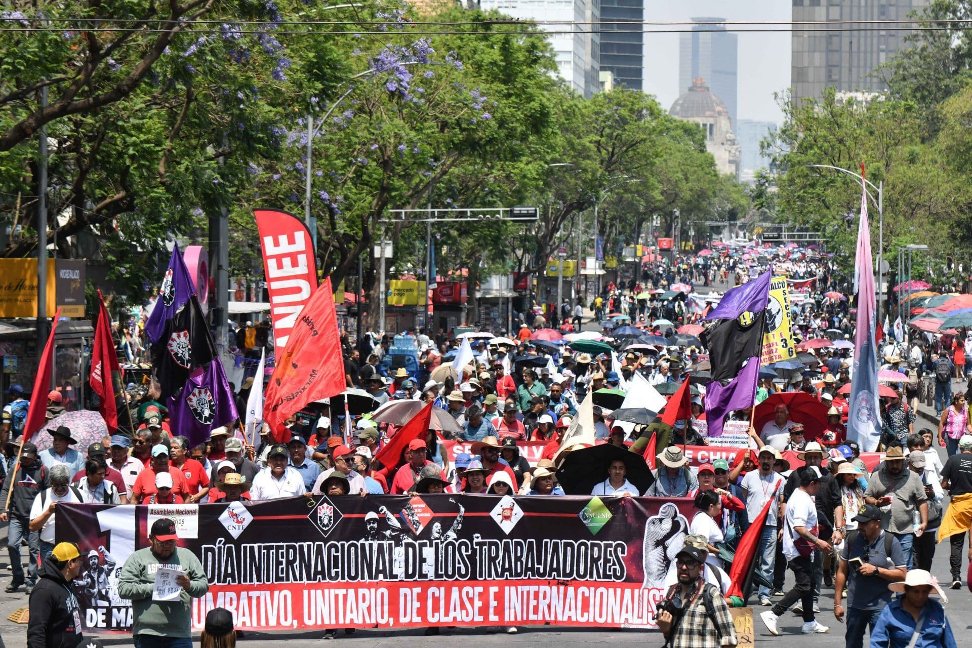 Marcha de electricistas por el Día del Trabajo, en CDMX