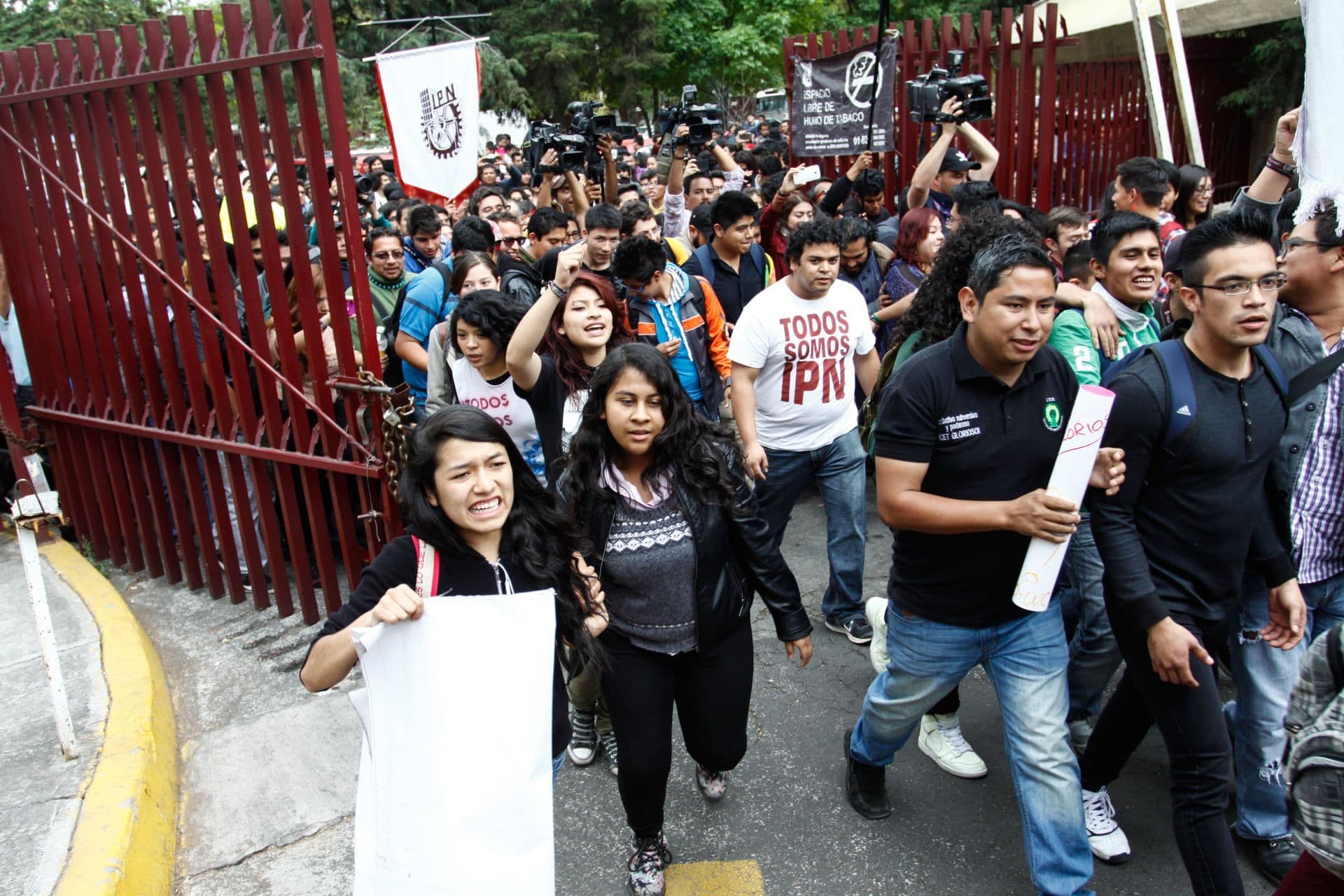 Estudiantes del IPN realizan una marcha