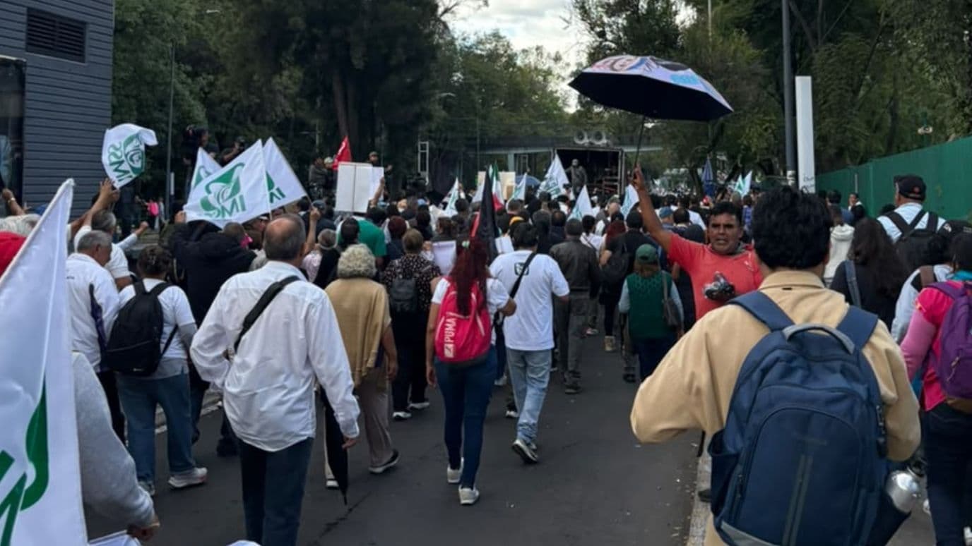 Marcha de trabajadores del IMSS.