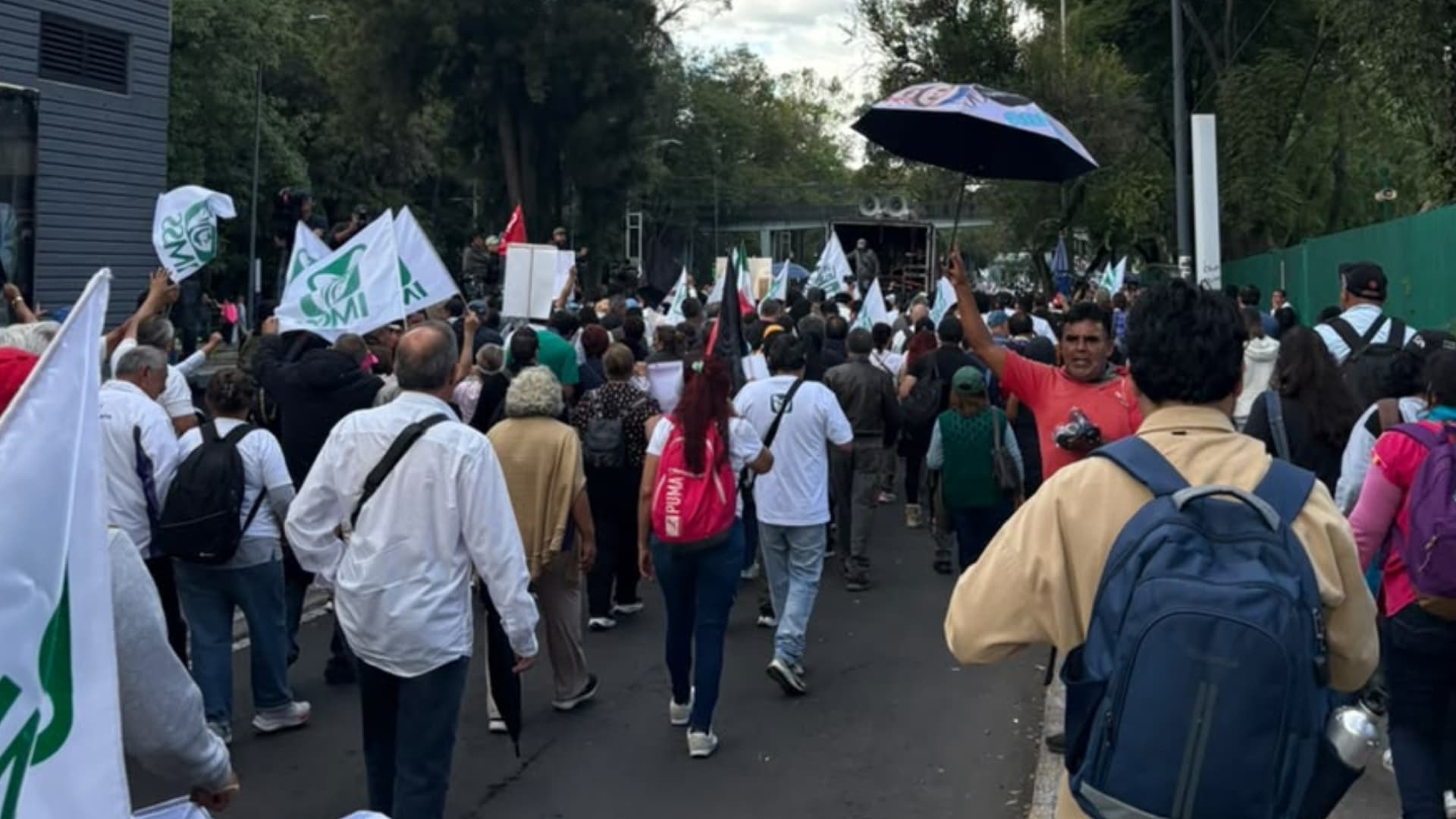 Marcha de trabajadores del IMSS.