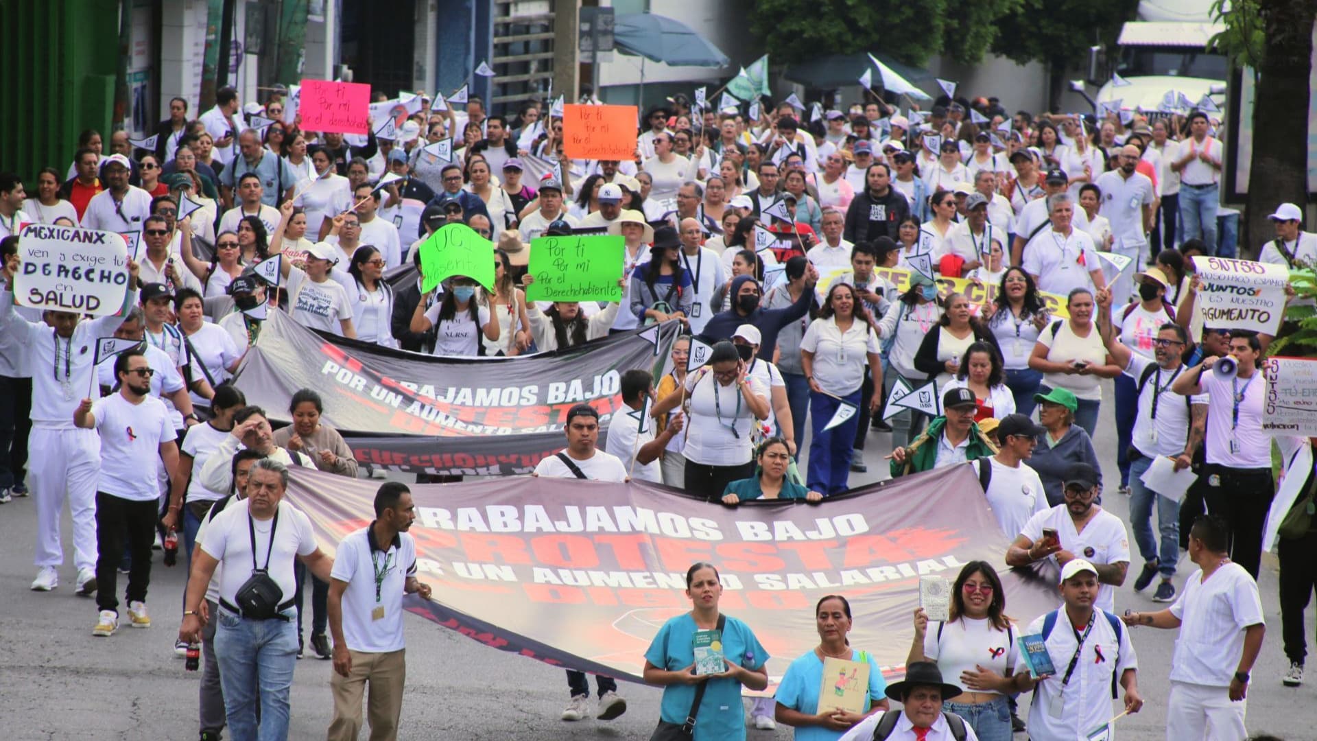 Trabajadores del IMSS marchan en Cuernavaca, Morelos.