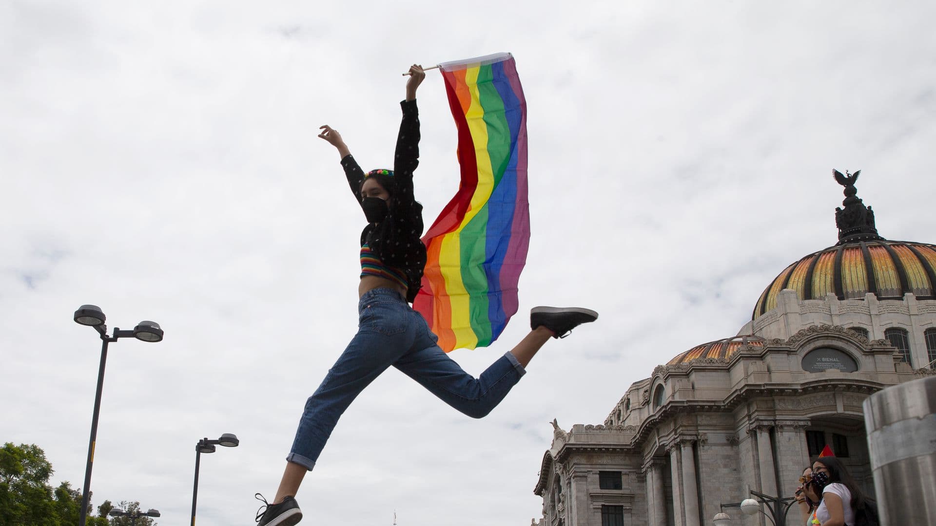 Participante de la marcha LGBT 2021 en la Ciudad de México.