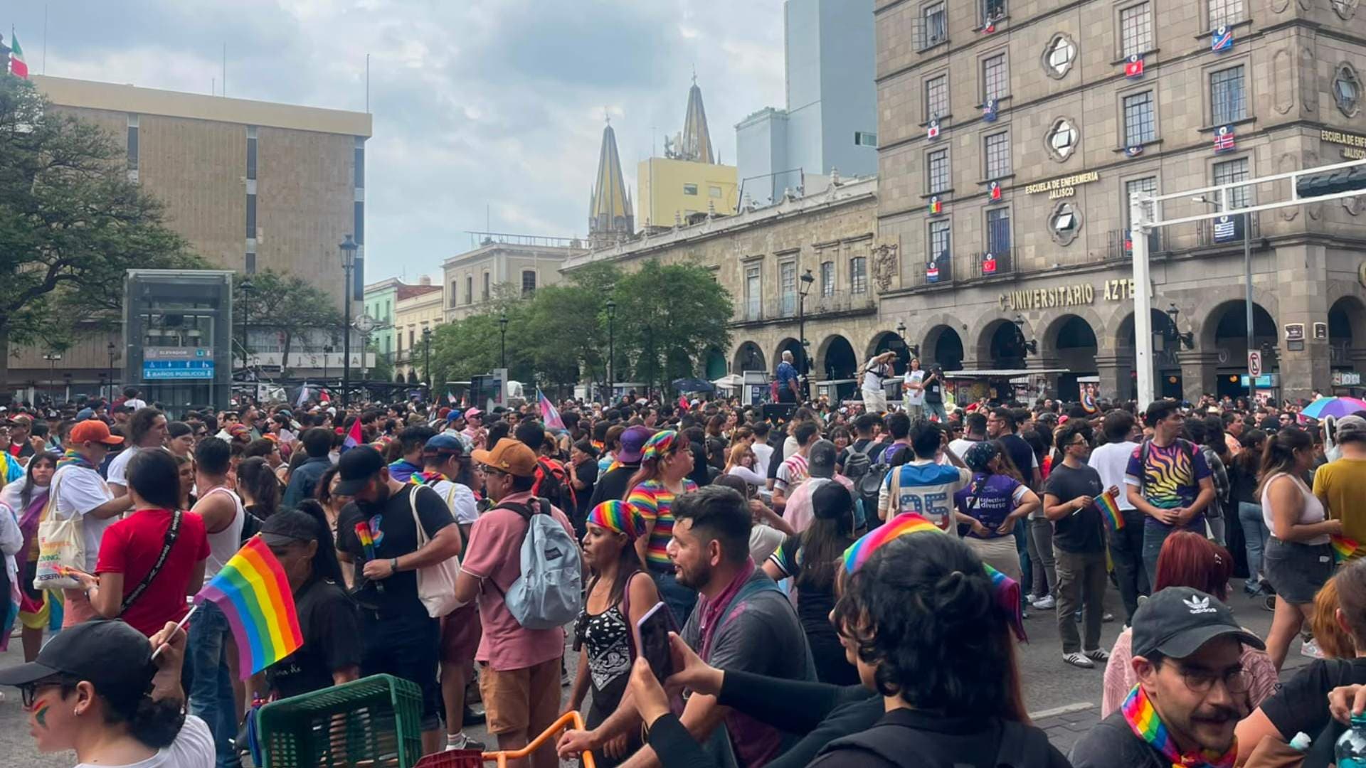 Miles de personas se reúnen para participar en el Pride 2026