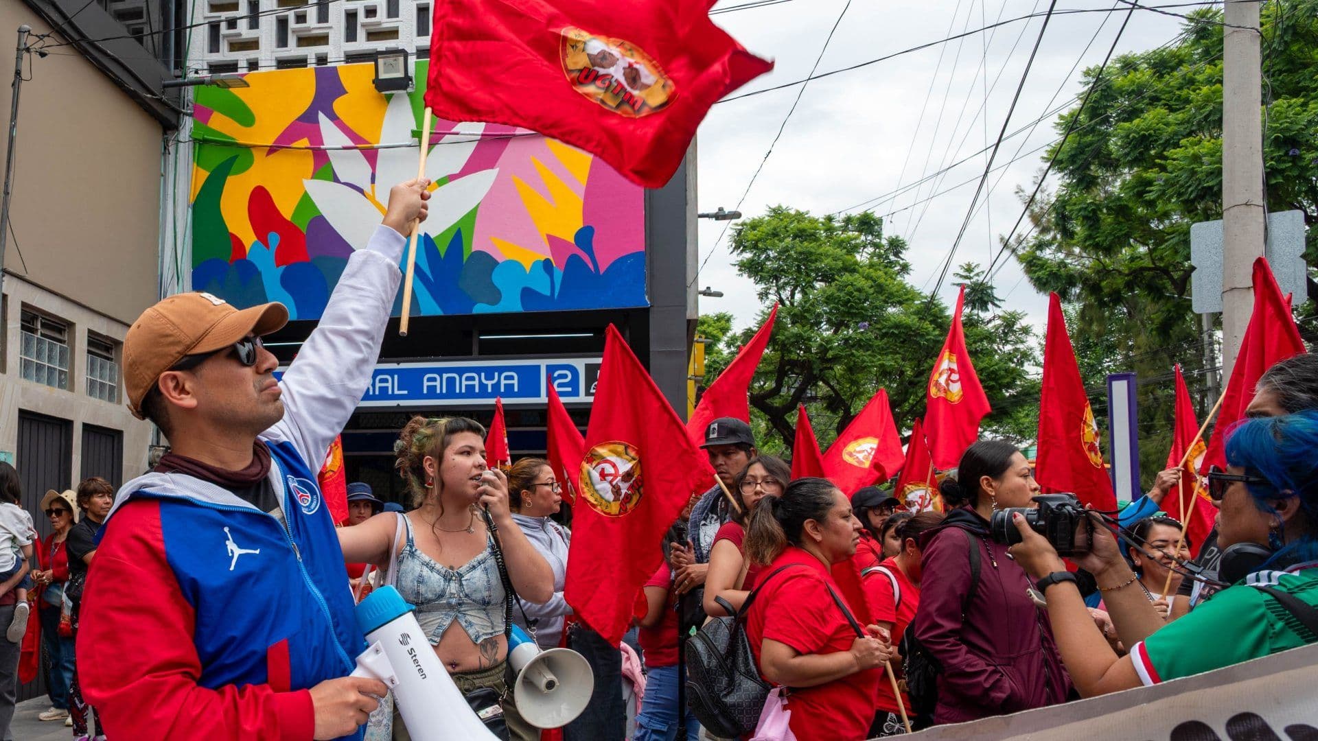 Integrantes de varios colectivos marchan en defensa de derechos laborales en CDMX el 24 de junio 2026. Foto: Cuartoscuro | Archivo
