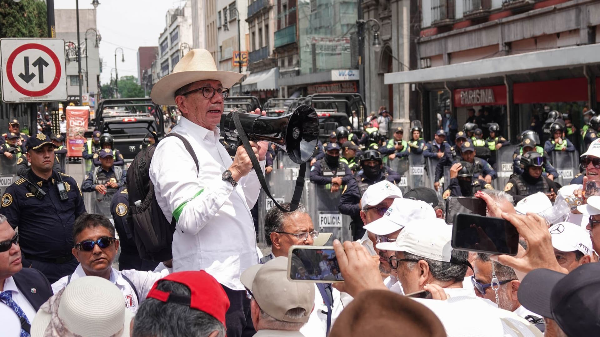 Un hombre habla desde un megáfono durante marcha en la CDMX