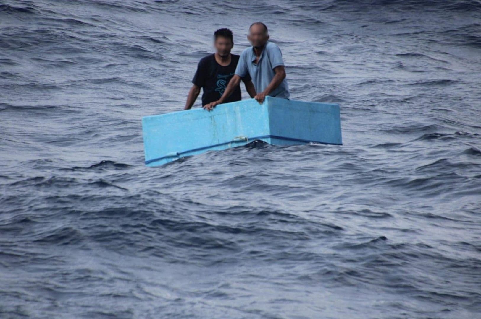Los pescadores volvieron con sus familias tras el rescate.