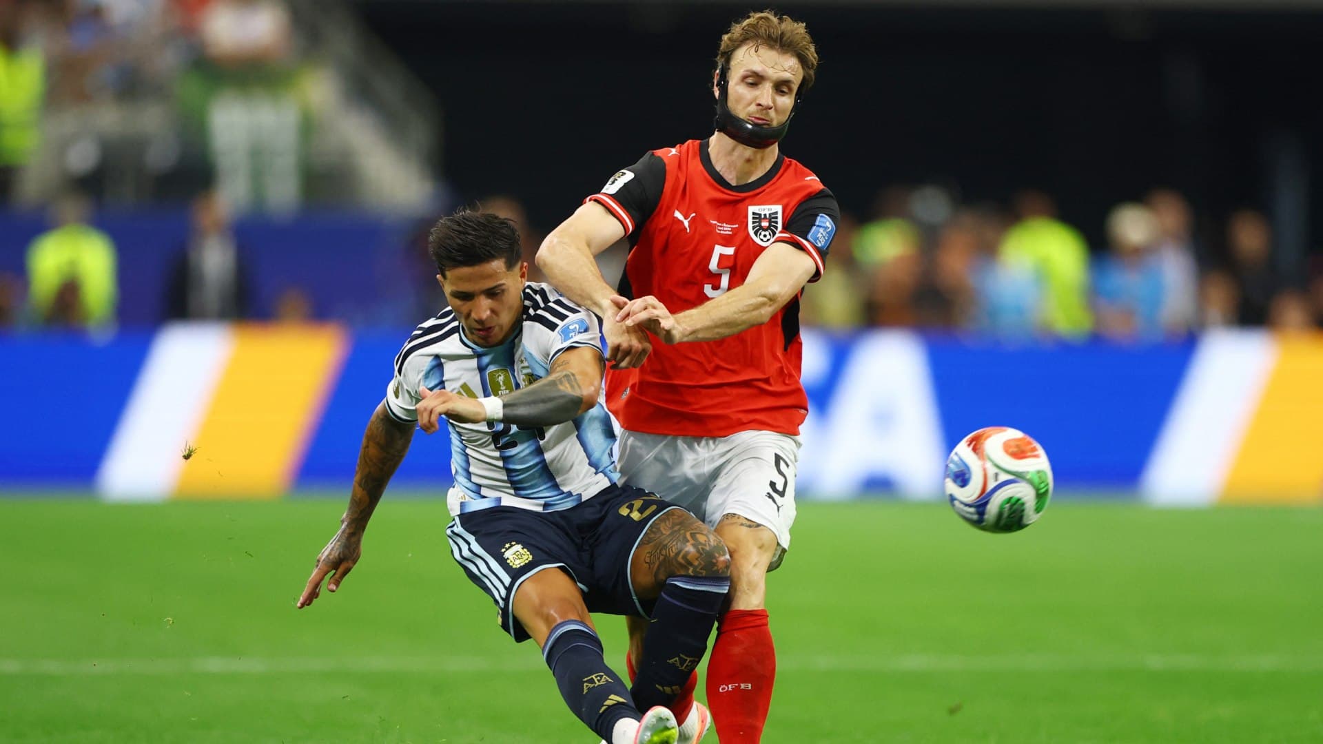 Enzo Fernández, de Argentina, disputa el balón con Stefan Posch, de Austria, durante el partido del Grupo J del Mundial. Foto: Reuters