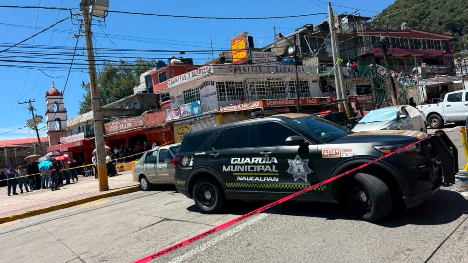 Policías resguardan zona donde un hombre fue asesinado en Naucalpan