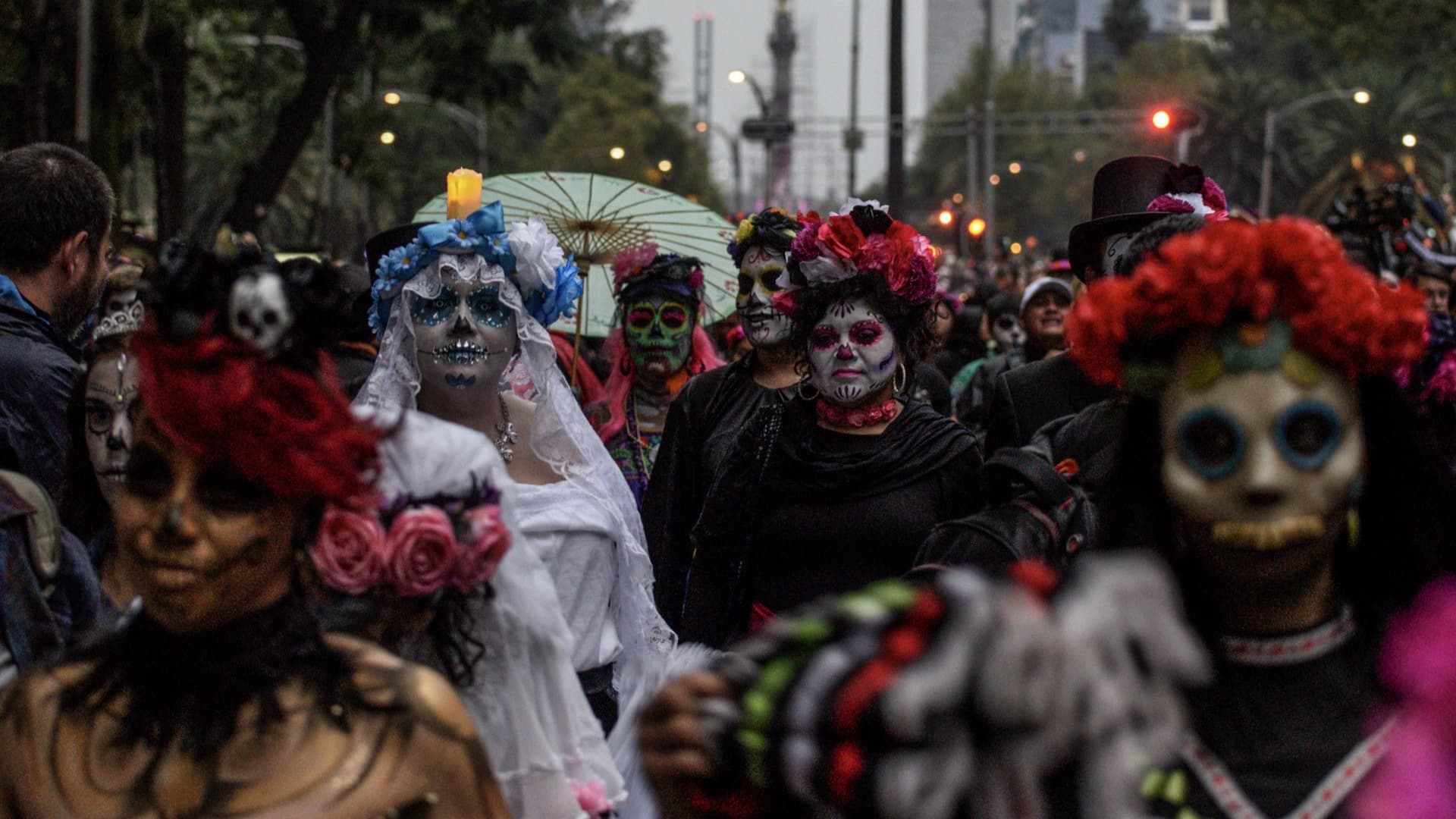 Recorrido de catrinas y catrines en Paseo de la Reforma, CDMX