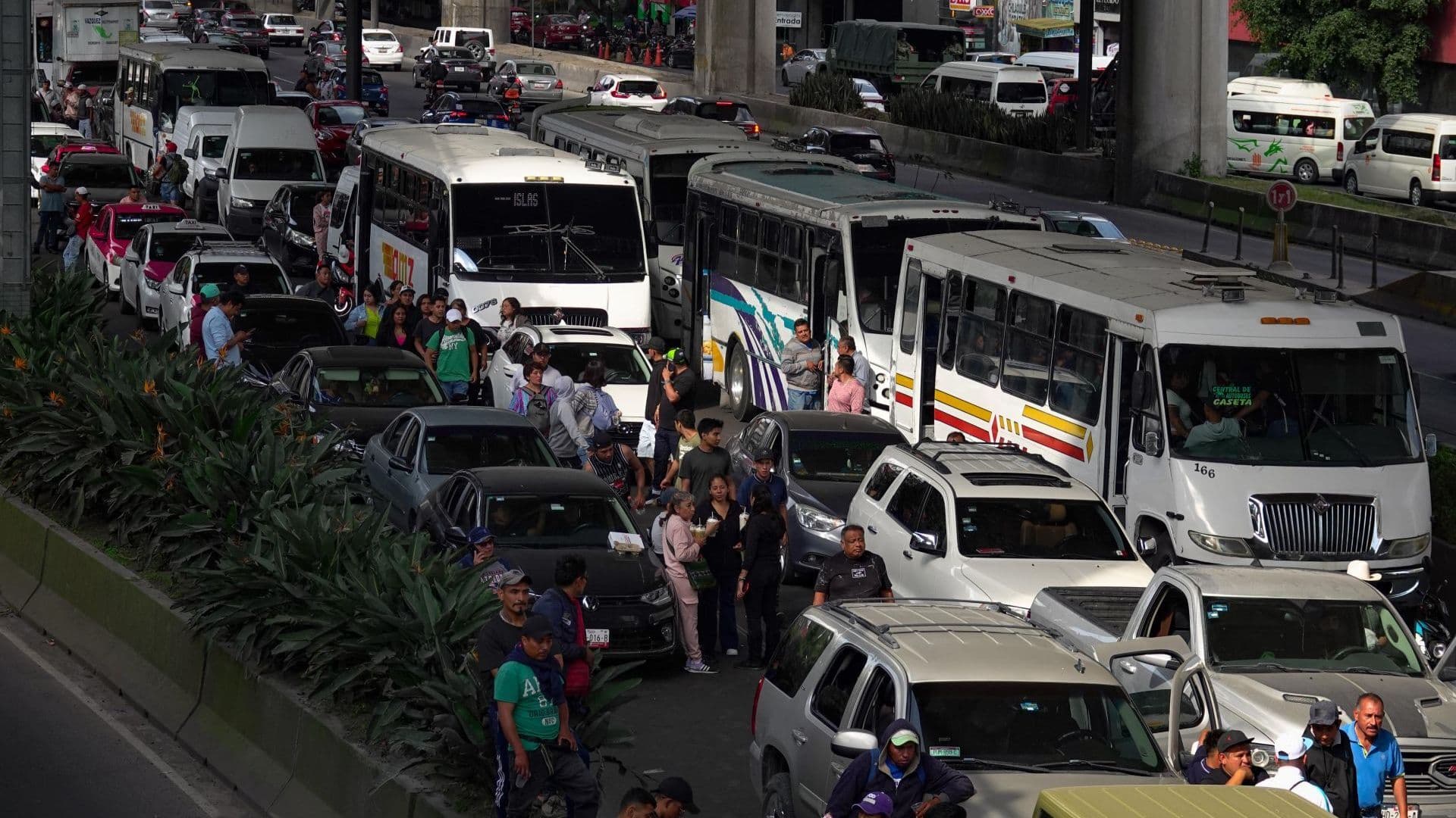 Transportistas del Edomex durante un bloqueo en vialidades principales de la entidad