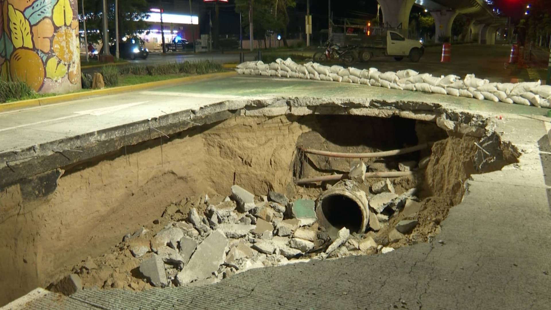 Socavón en avenida Ávila Camacho