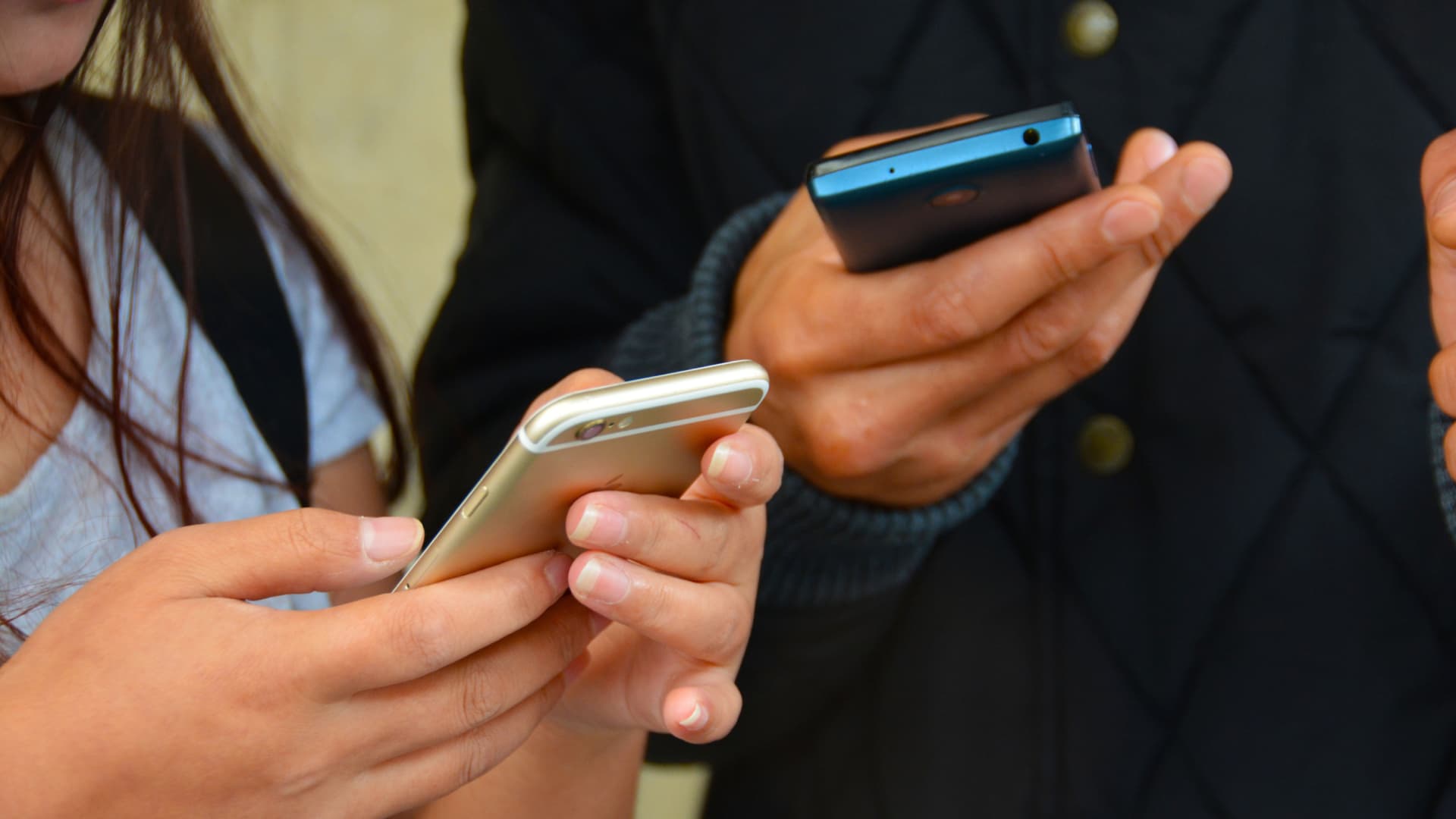 Los jóvenes pueden usarlo como medio de expresión, pero puede devenir en acoso digital. Foto: Pixabay | Ilustrativa