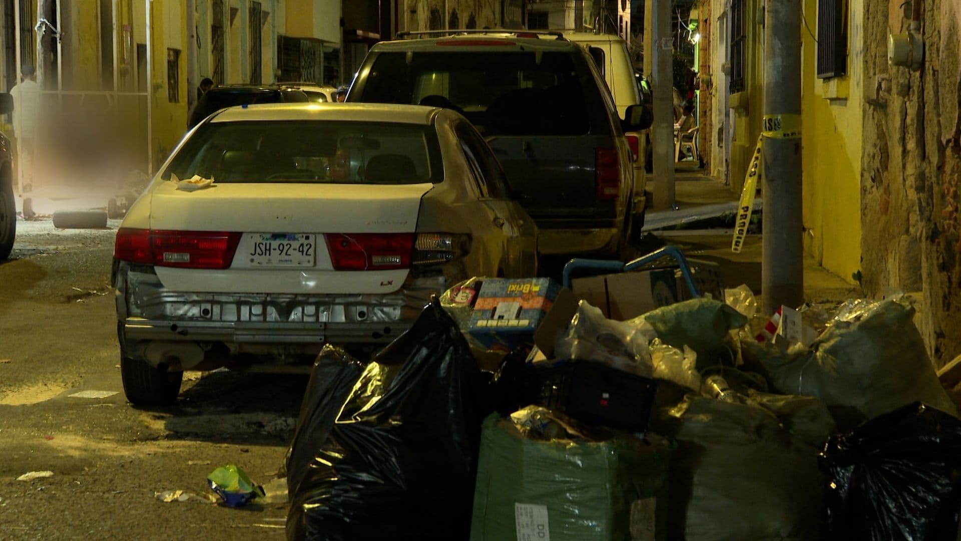 Menor abandonado en carro