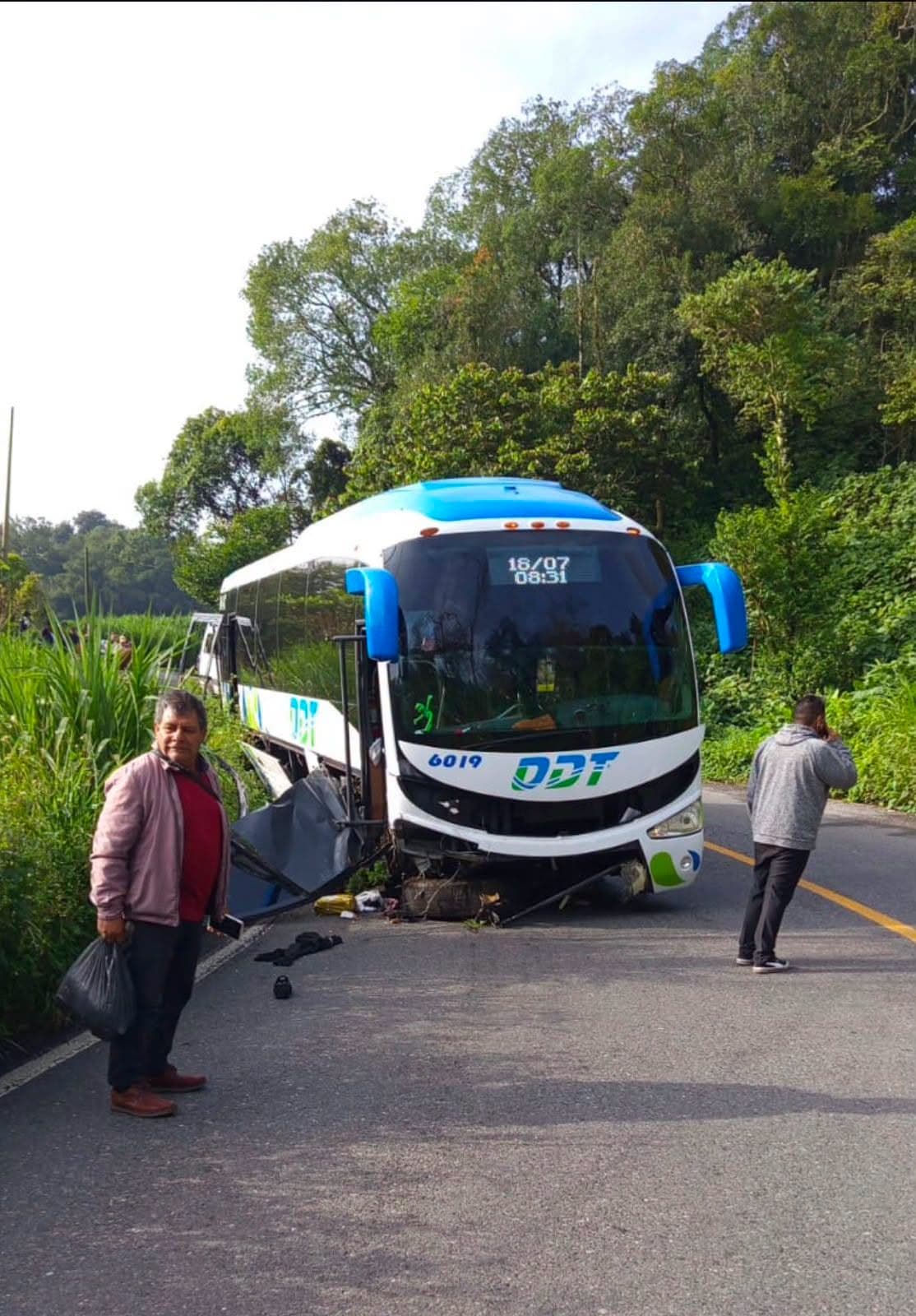 La unidad se accidentó con pasajeros a bordo sobre la autopista.