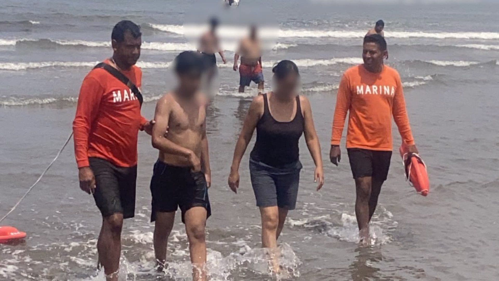 Rescatan a joven en playa de Boca del Río
