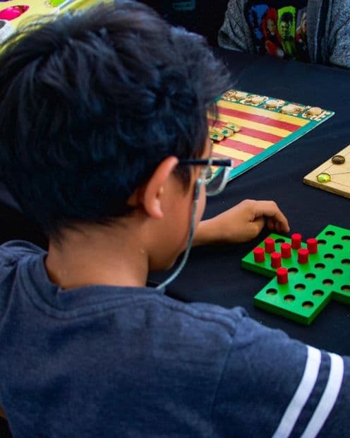 Niño jugando