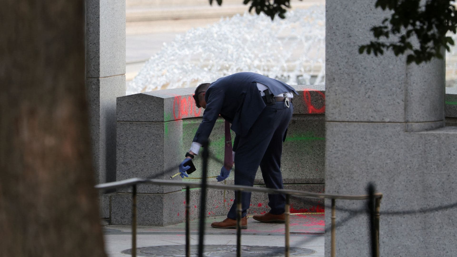 Mensaje pintado en Monumento a la Segunda Guerra Mundial en Washington. Foto: Reuters
