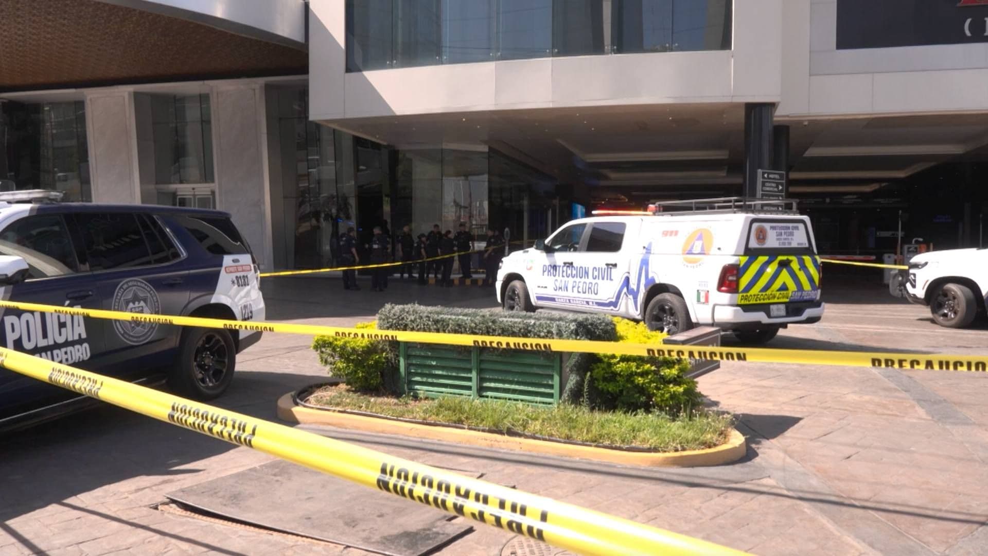 Acordonan hotel por feminicidio y muerte de hombre en San Pedro