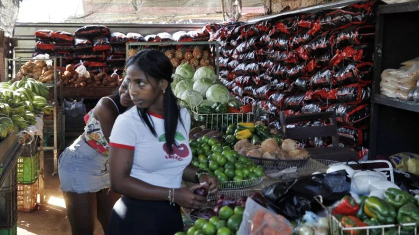 Personas comprando alimentos en un mercado, en La Habana (Cuba).