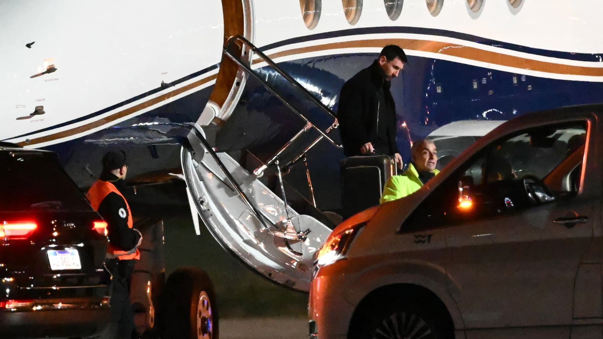 Messi llegando al Aeropuerto Internacional Islas Malvinas. Foto: AFP
