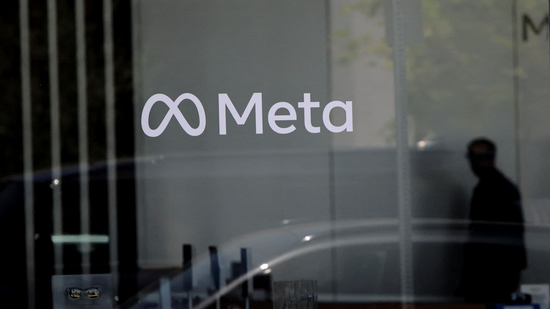 Un trabajador se encuentra en el interior del Meta Lab en Los Ángeles, en mayo 2026. Foto: Reuters