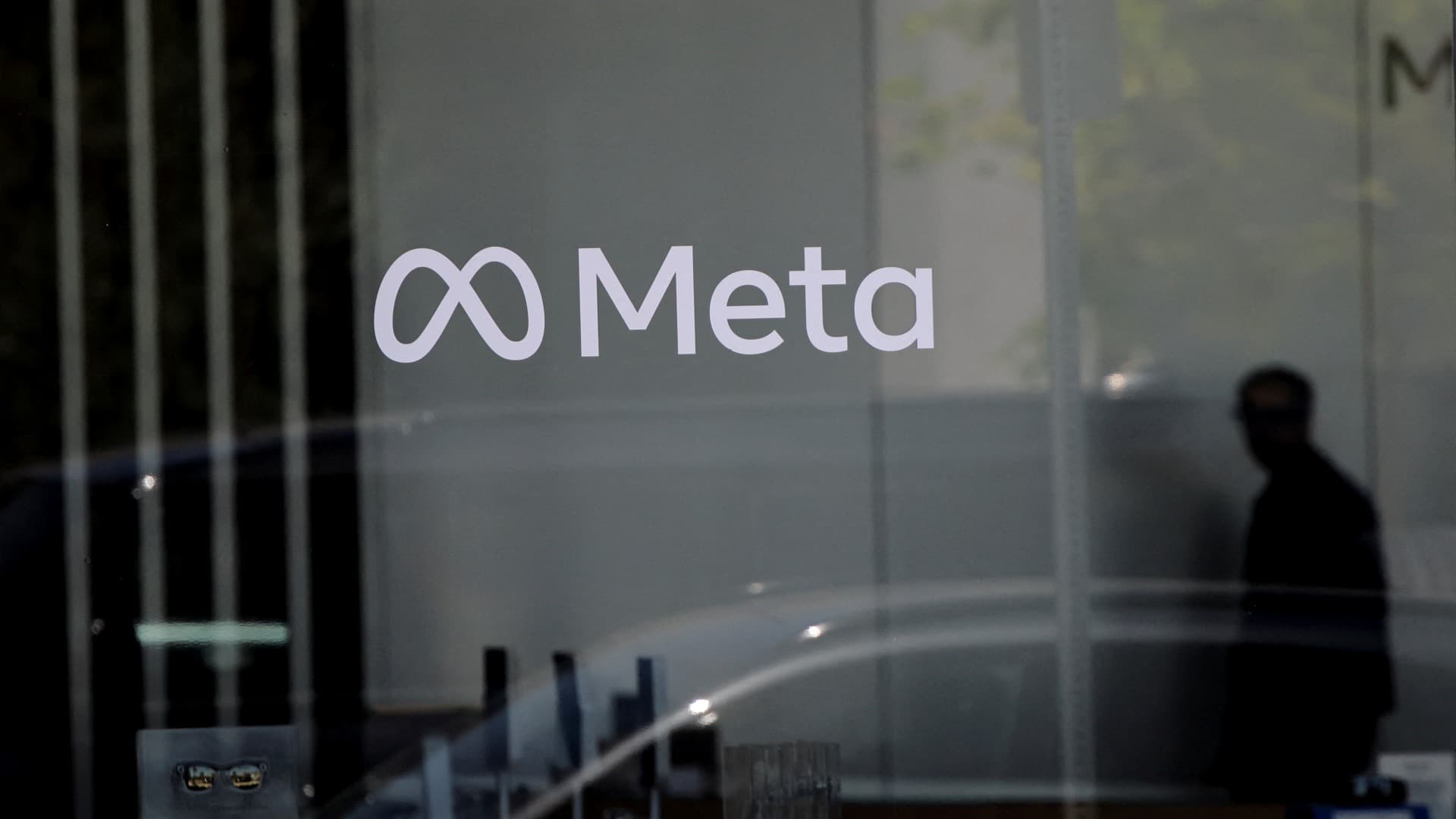 Un trabajador se encuentra en el interior del Meta Lab en Los Ángeles, en mayo 2026. Foto: Reuters