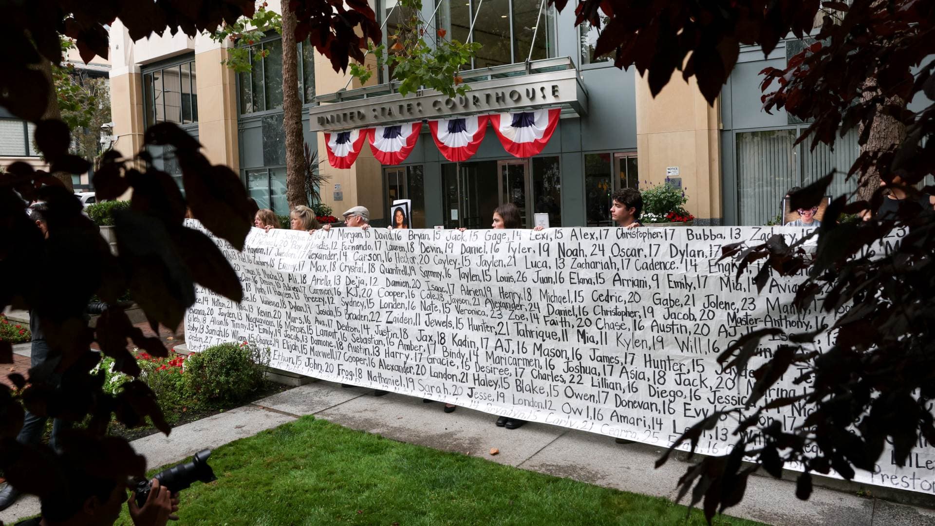 En California, personas sostienen pancarta con nombres de menores de edad; sus padres señalan muertes presuntamente relacionadas con uso de redes sociales. Foto: Reuters