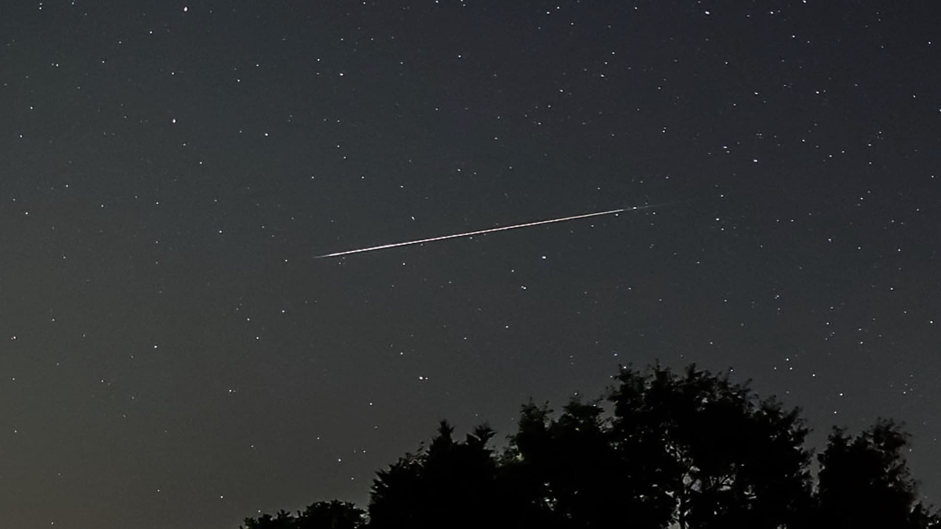 Estrella fugaz en el cielo