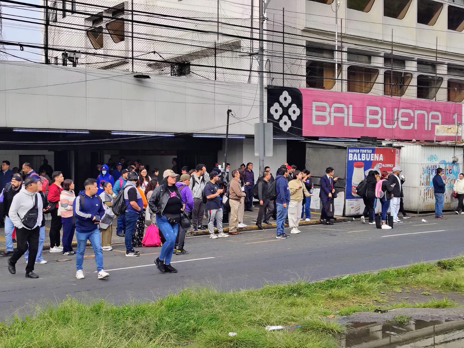 Evacuación de la estación del Metro Balbuena por explosión en Línea 1