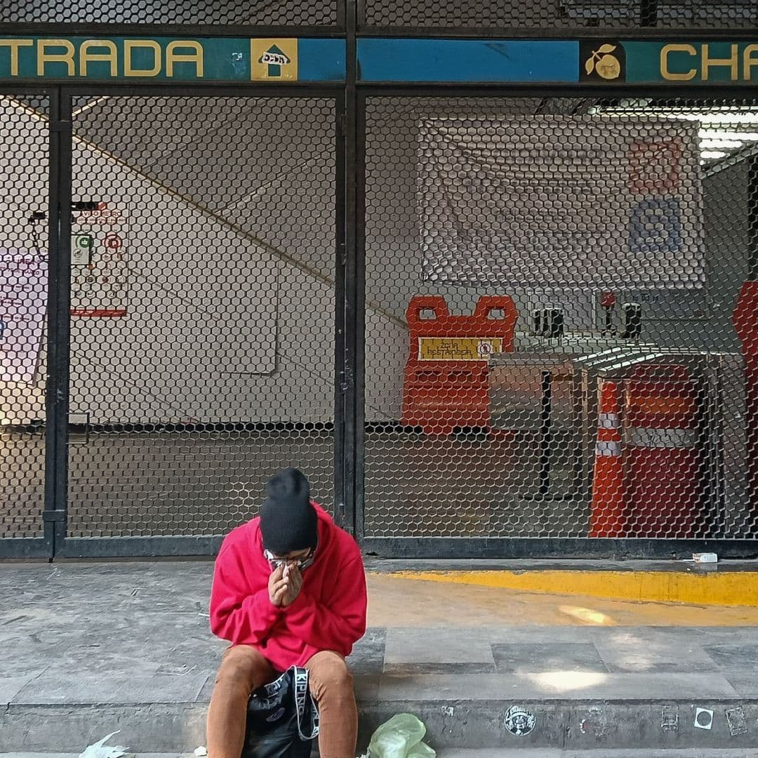 Personas esperan afuera de la estación Chabacano del Metro