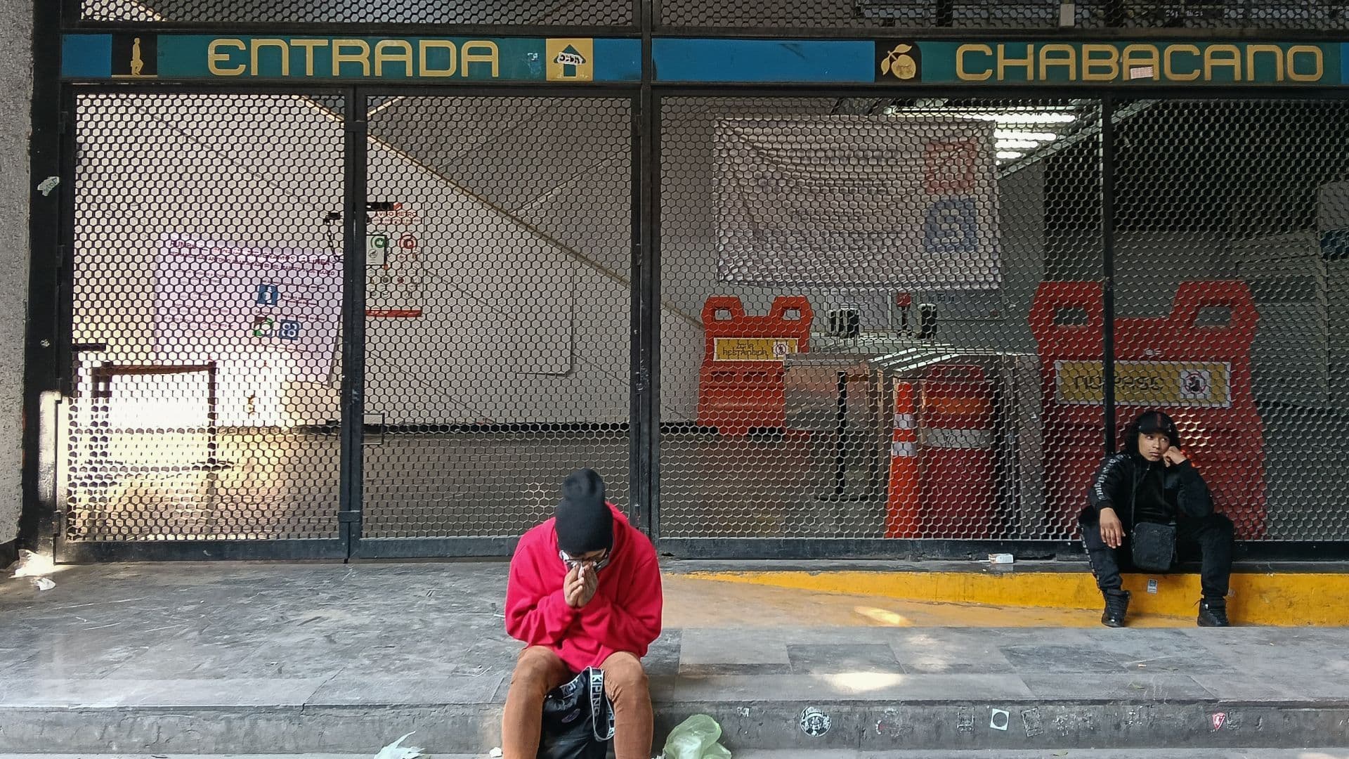 Personas esperan afuera de la estación Chabacano del Metro