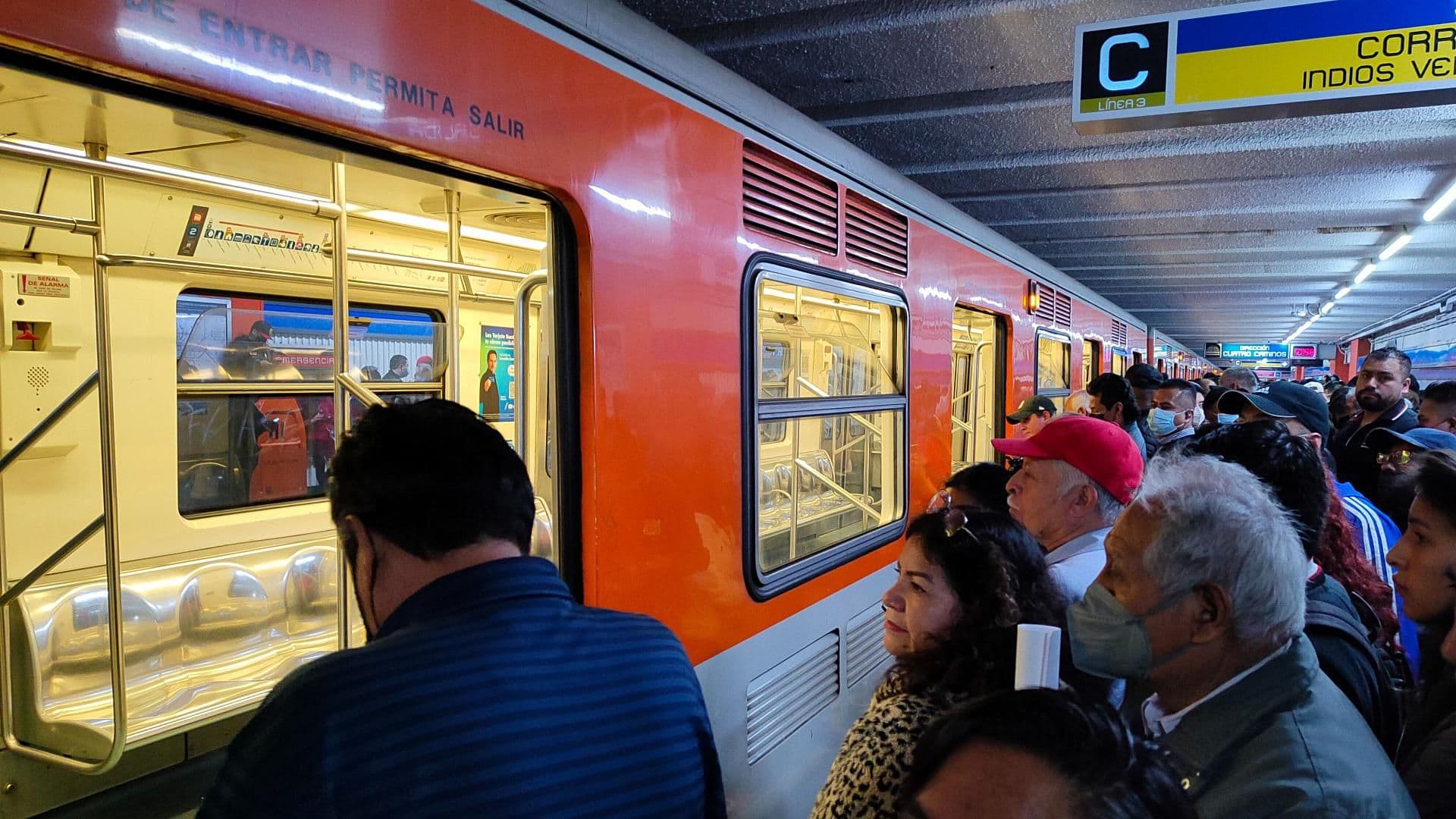 Paso del tren en la Línea 2 del Sistema de Transporte Colectivo Metro. Foto: Cuartoscuro | Archivo