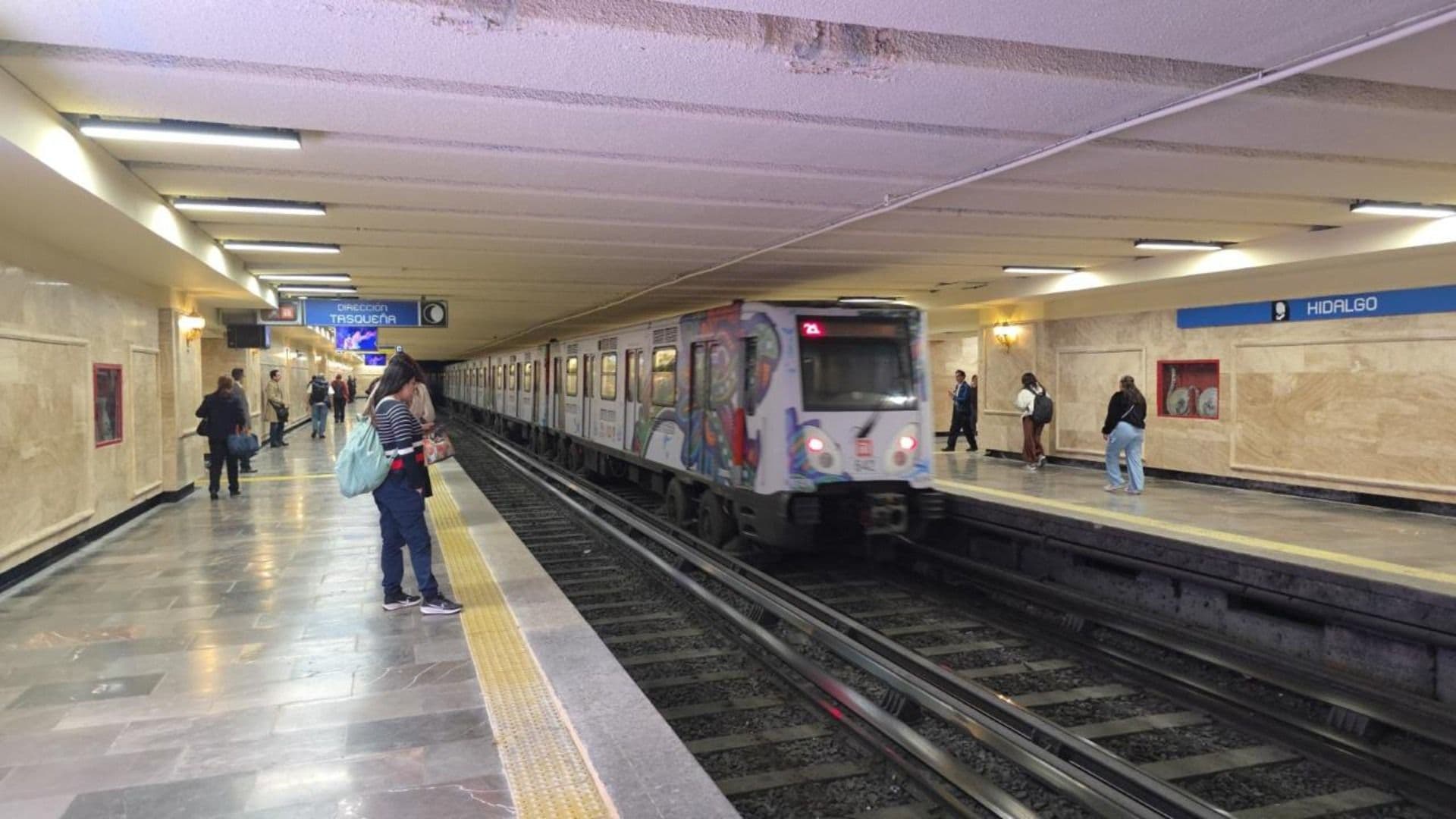 Usuarios del Metro en la estación Hidalgo de la Línea 2