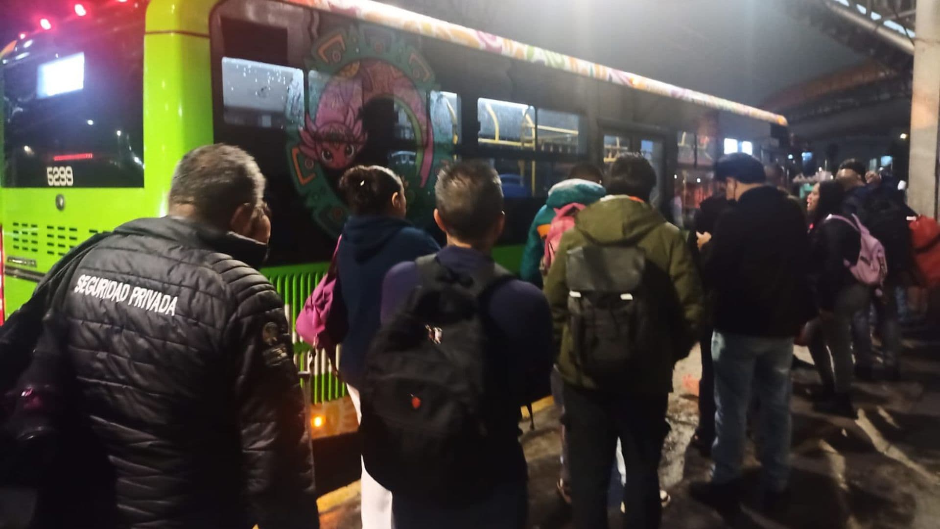 Pasajeros hacen fila para usar los camiones del RTP tras el cierre temporal de algunas estaciones de la Línea 5 del Metro