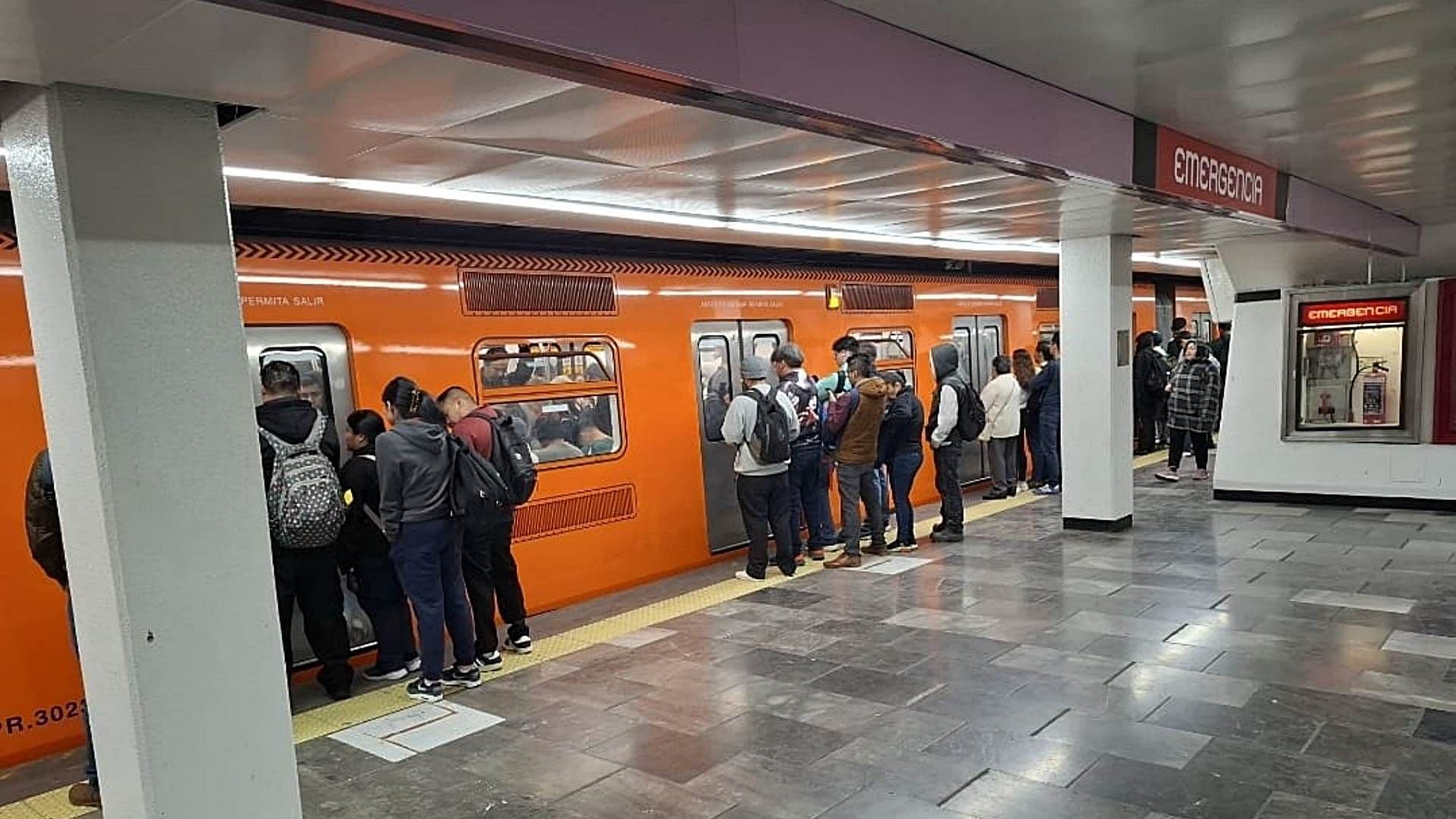 Gente espera arribo del tren en el Metro Ciudad de México (CDXM).