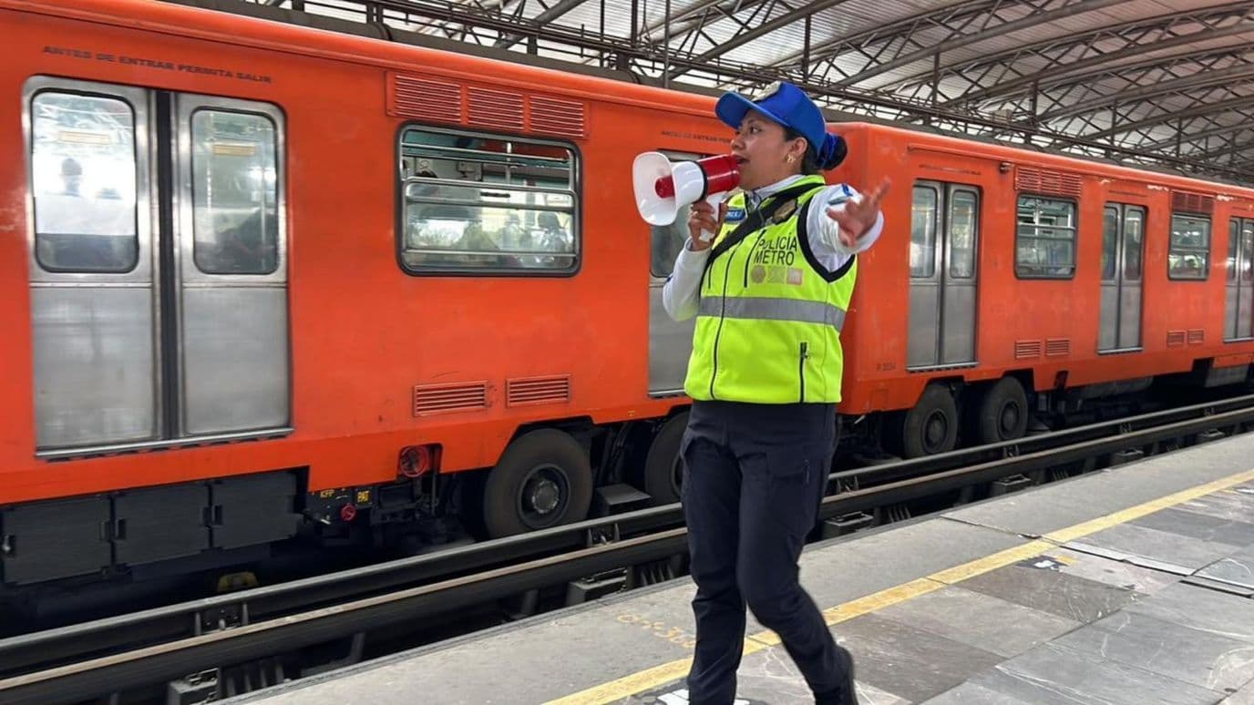 Personal del Metro brinda indicaciones a usuarios. Foto: Metro CDMX
