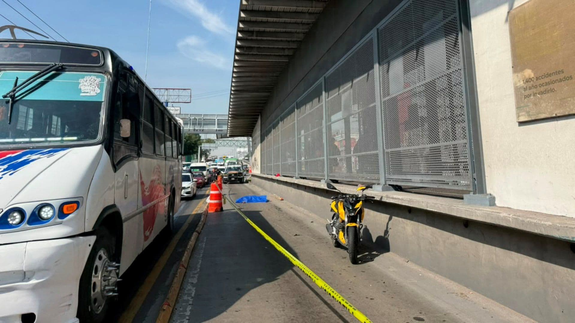 Motociclista atropella a peatón en carril confinado del Mexibús en Ecatepec, Edomex. Foto: N+