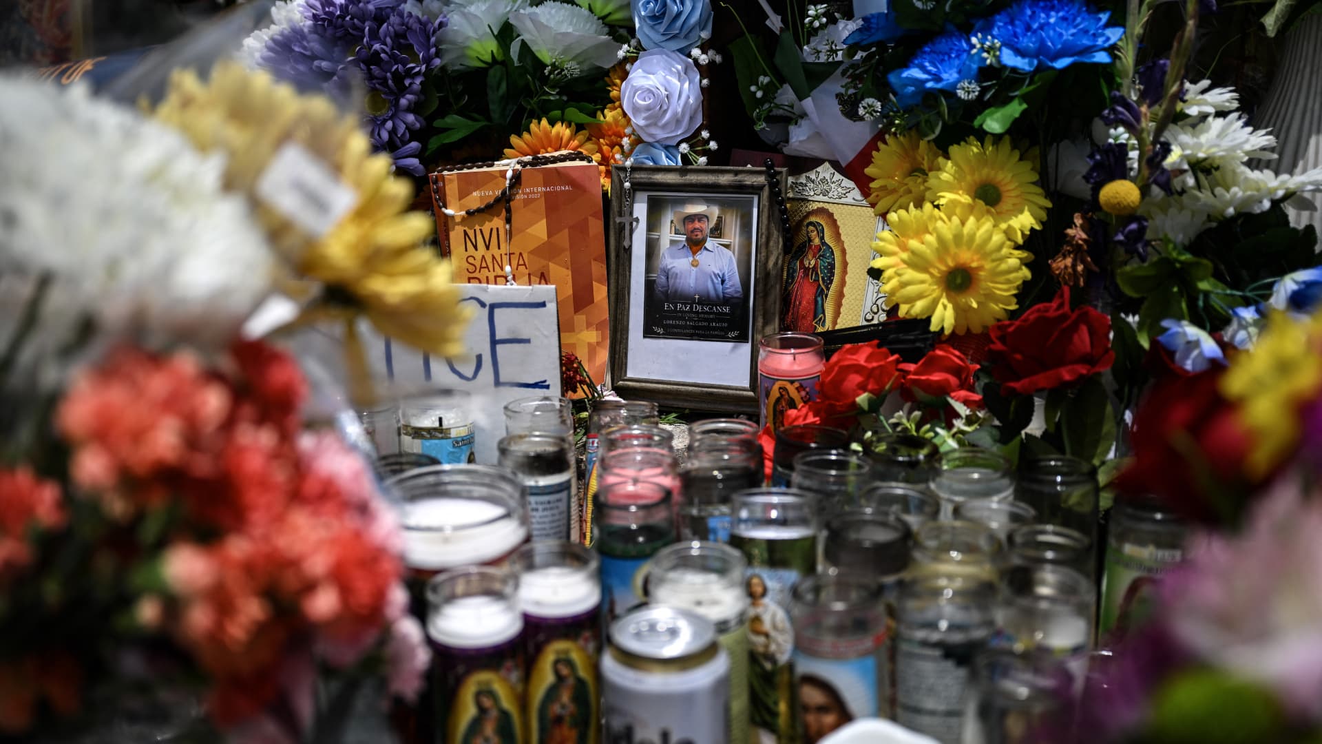 Un retrato de Lorenzo Salgado Araujo se exhibe entre flores y velas en un homenaje póstumo el 10 de julio de 2026 en Houston, Texas, donde fue asesinado a tiros por un agente del ICE durante una operación.. Foto: AFP