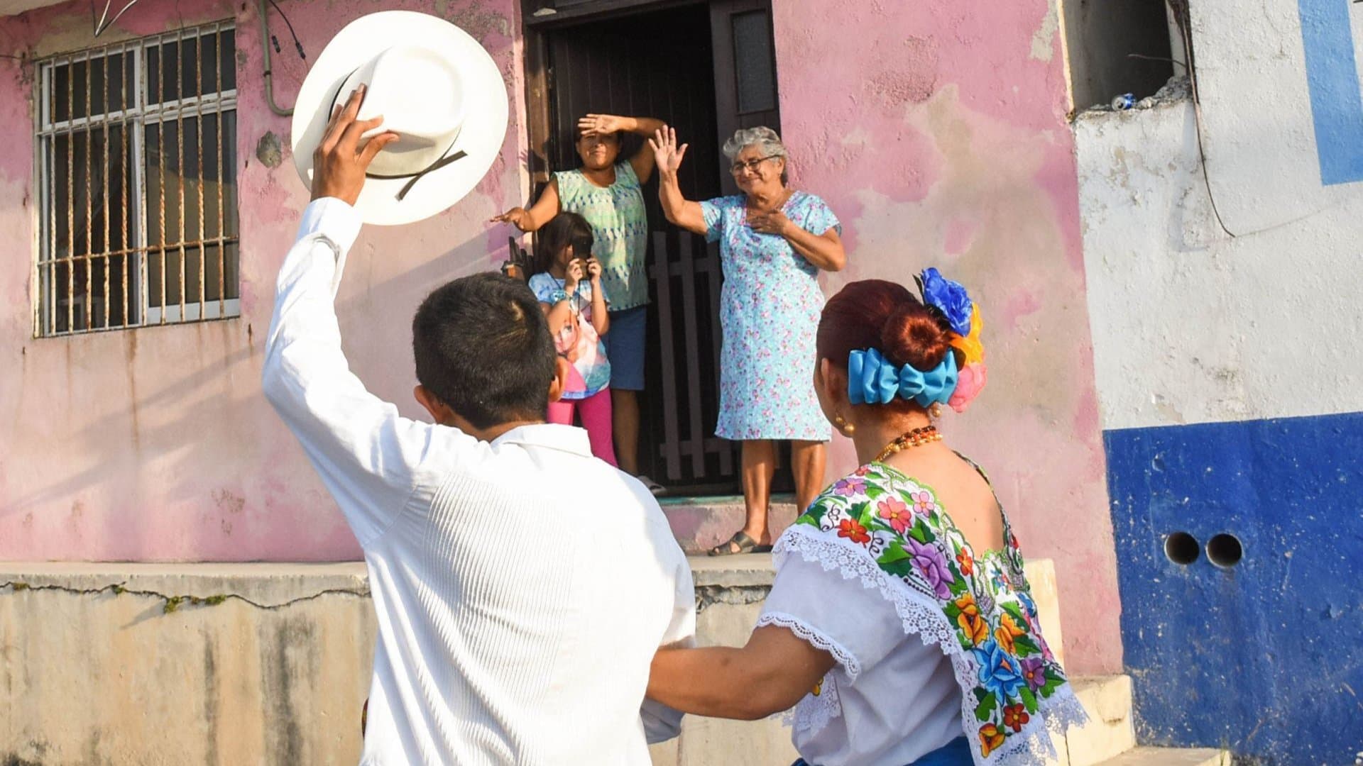 Dos personas se despiden de su familia.
