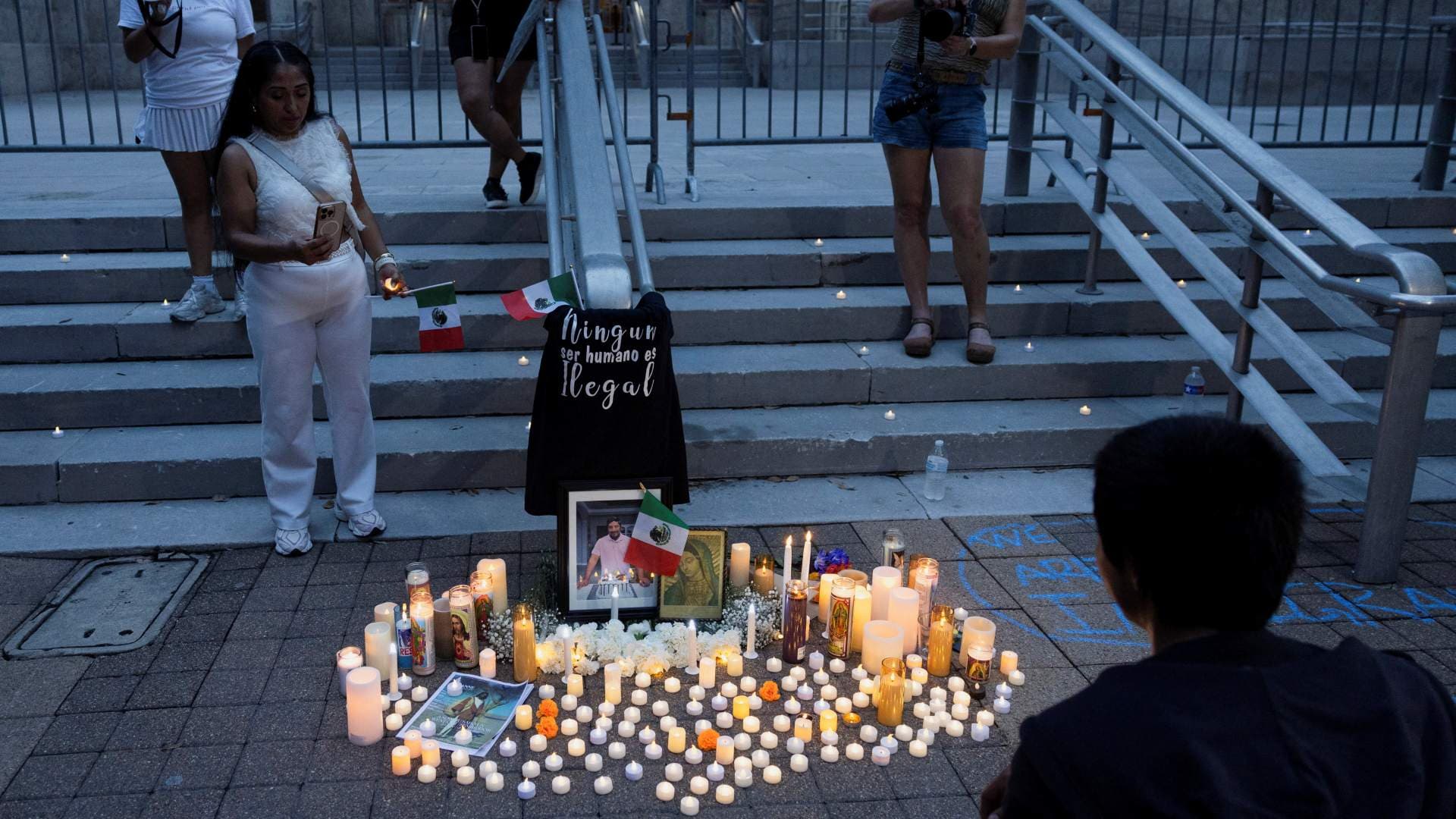 Monumento colocado durante vigilia en memoria del mexicano Lorenzo Salgado Araujo, quien fue asesinado a tiros por un agente del ICE. Foto: Reuters