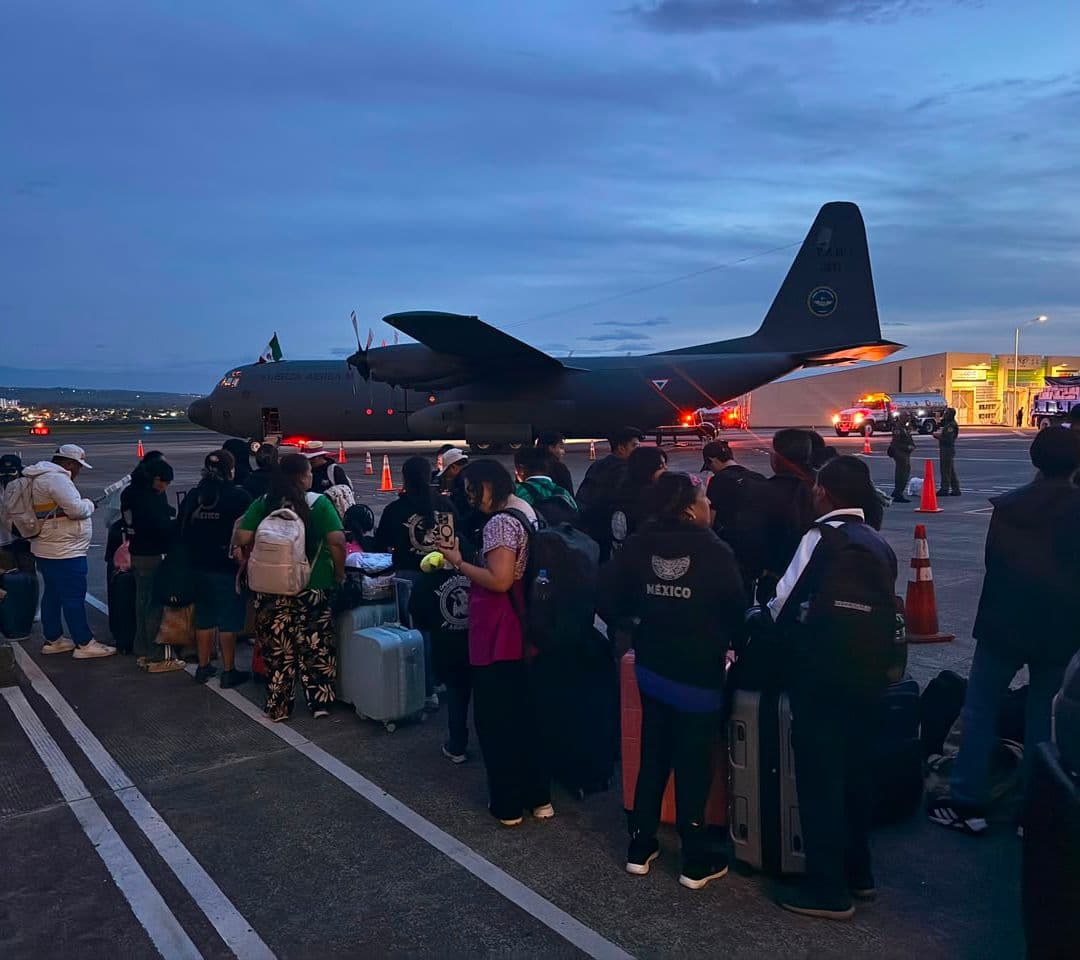 Mexicanos repatriados por el fuerte sismo de Colombia.