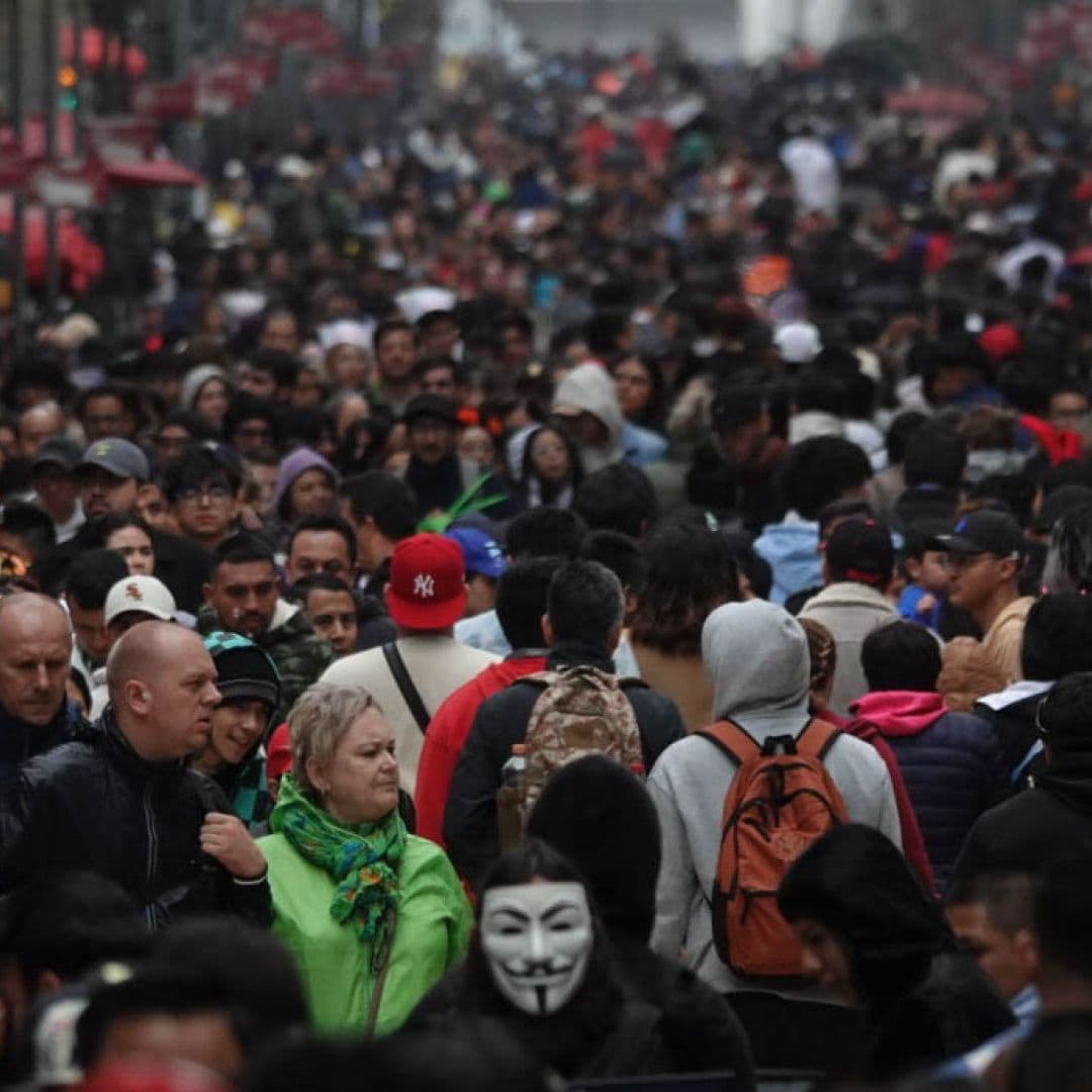 Decenas de personas caminan en las principales calles de la CDMX