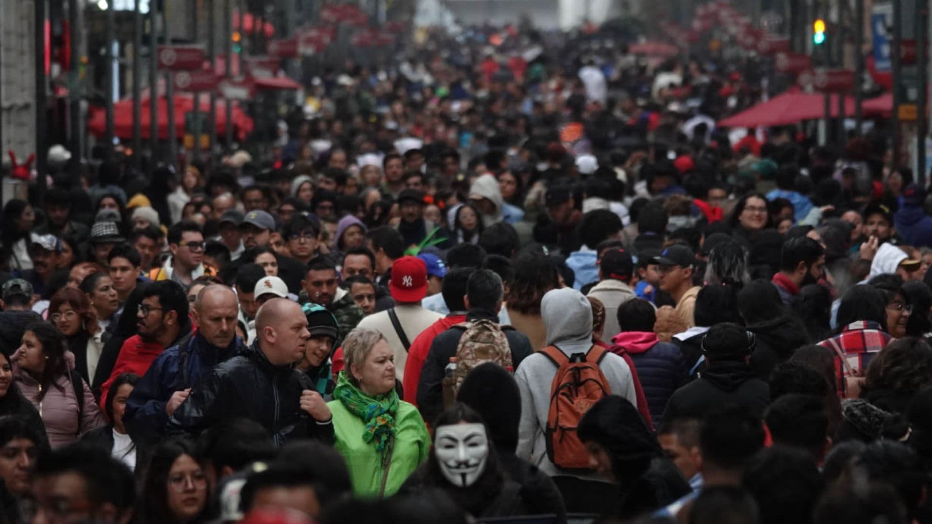 Decenas de personas caminan en las principales calles de la CDMX