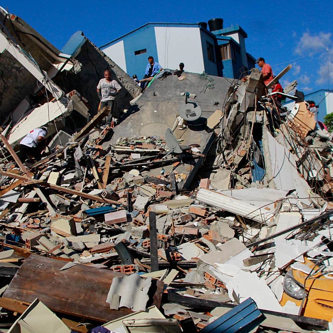 Residentes buscan entre los escombros tras terremoto en Colombia. Foto: AP